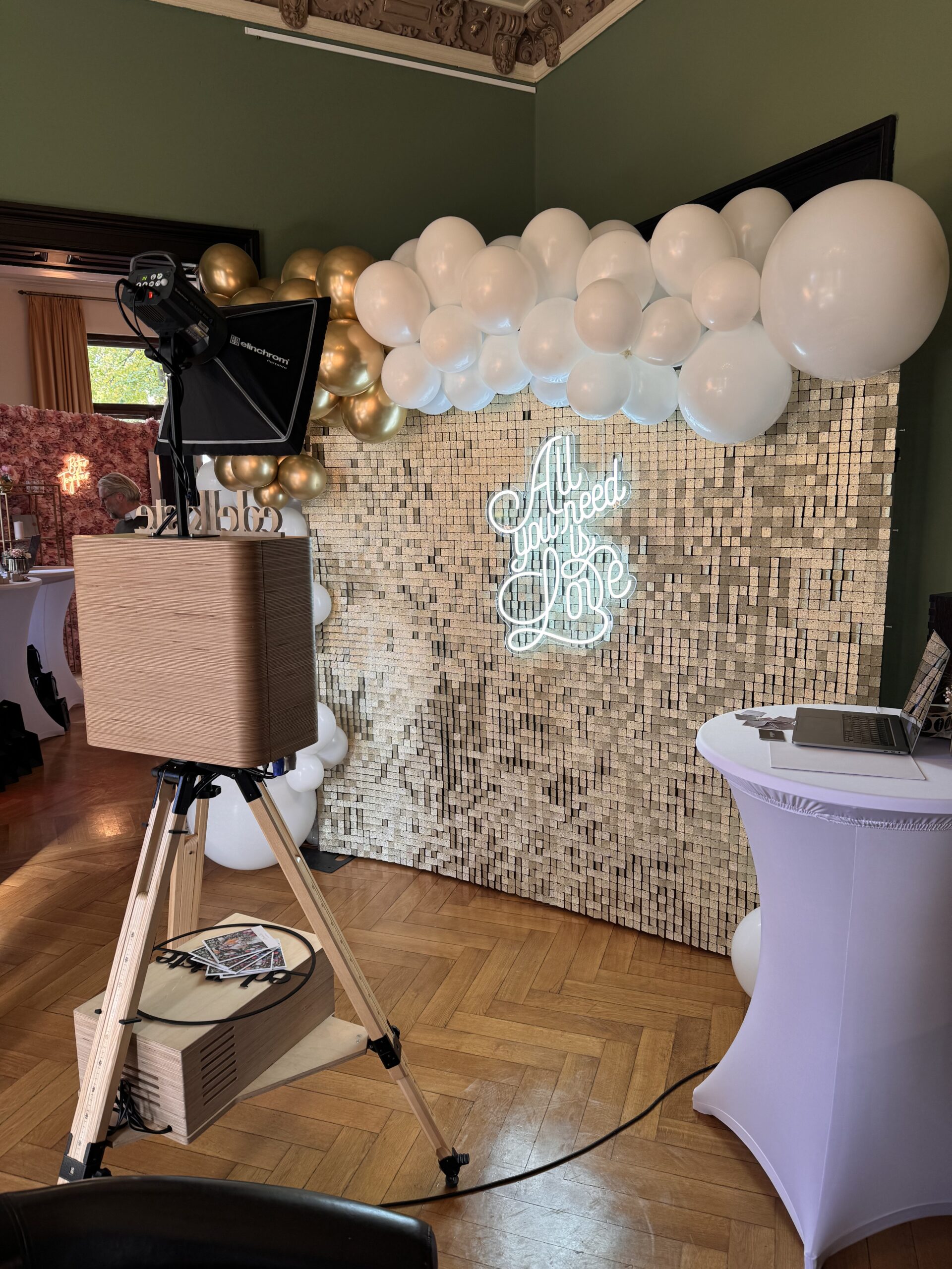 NEON-Leuchtschild „All you need is Love“ mieten – Leipzig, ab 79 € (Fr–Mo) – 2