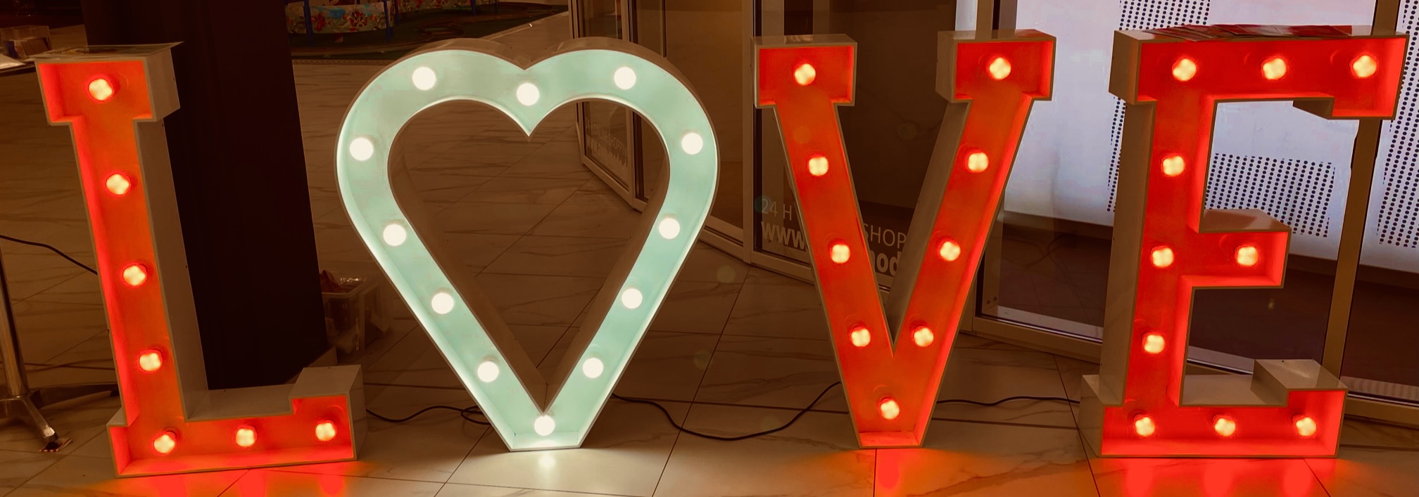 XXL Leuchtbuchstaben „LOVE“ IP65 mieten – Leipzig, ab 189 €/Tag – 3