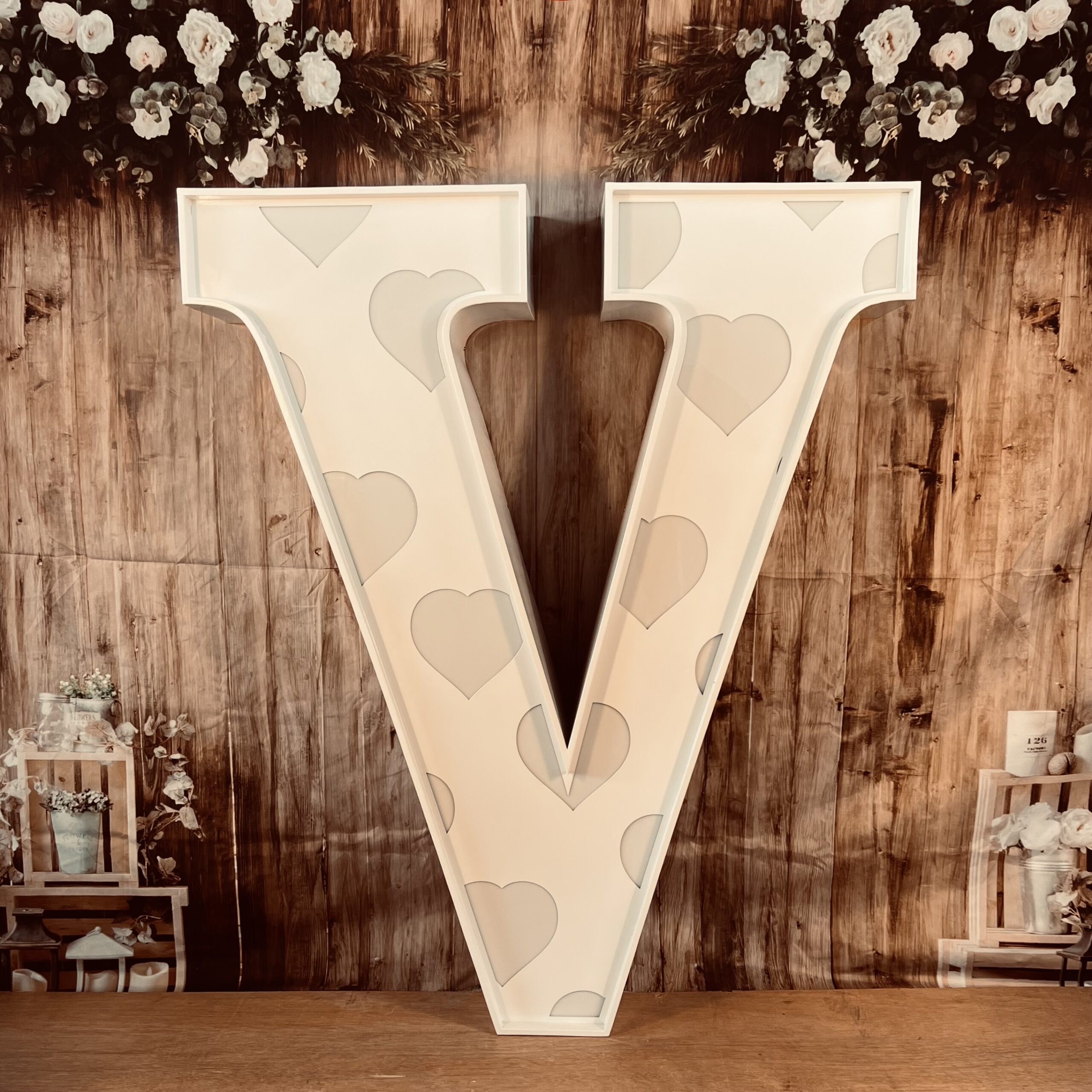 RGB-LED XXL Leuchtbuchstabe „HEARTS“ V mieten – Leipzig, ab 49 €/Tag