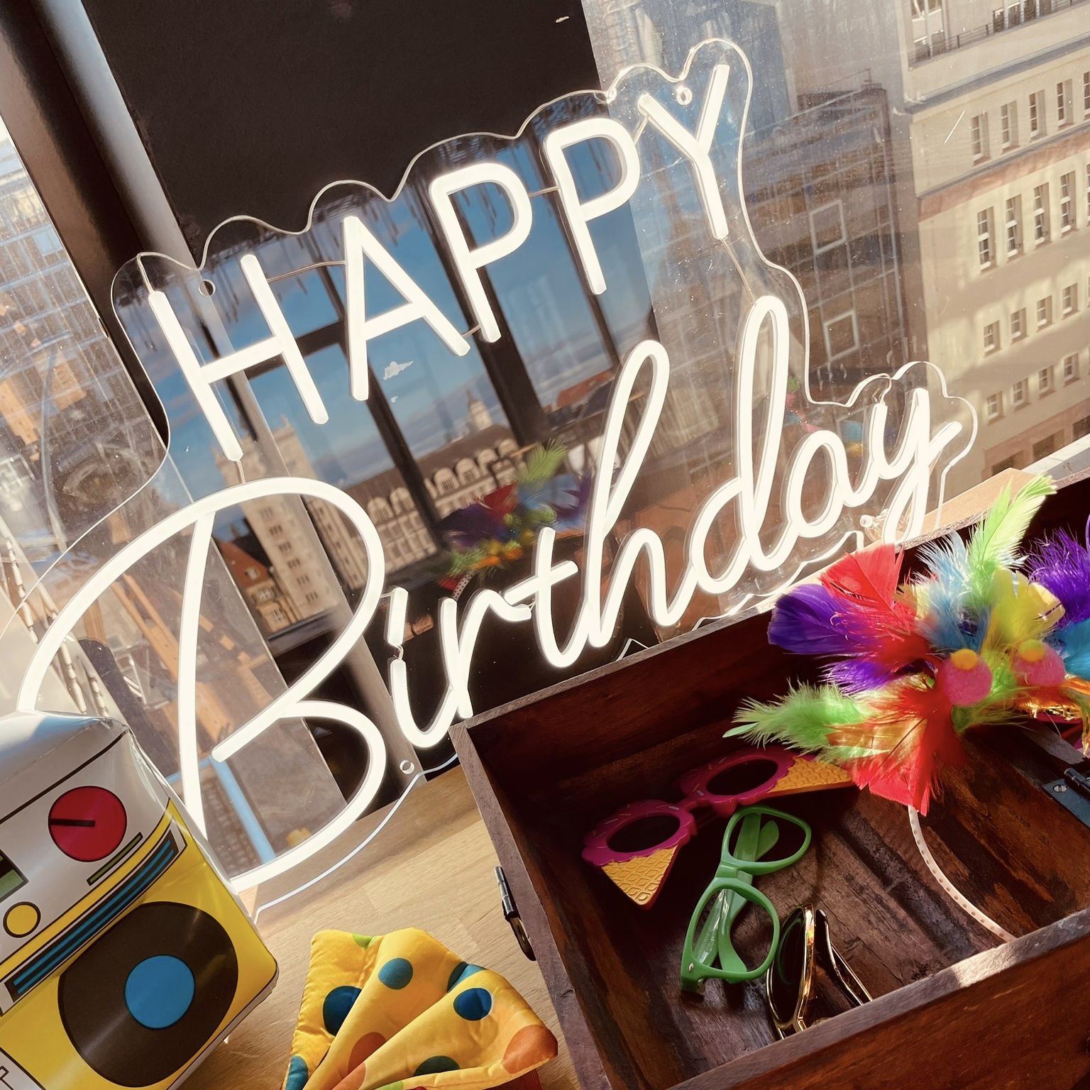 NEON-Leuchtschild „Happy Birthday“ mieten – Leipzig, ab 69 € (Fr–Mo) – 2