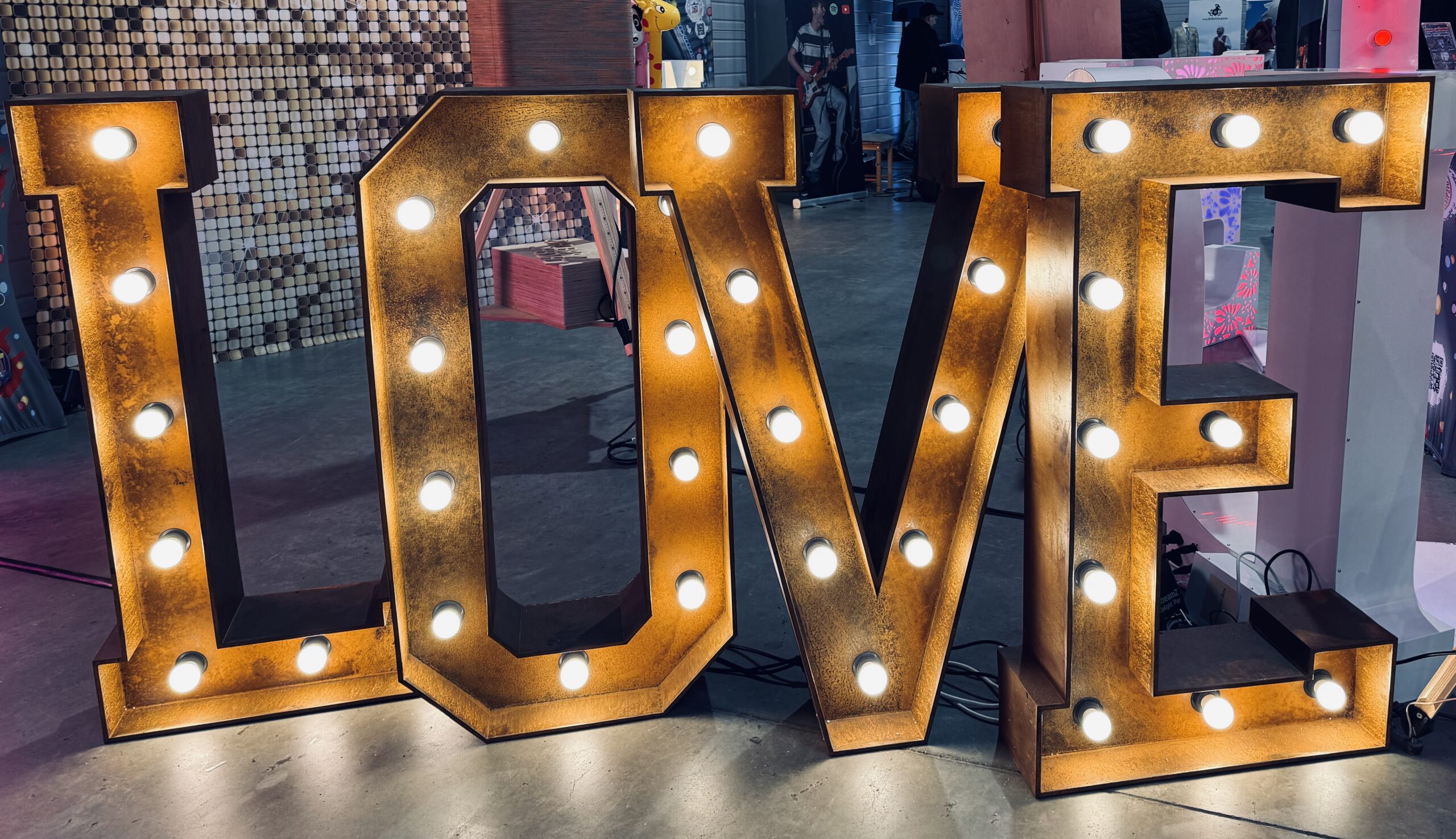 XXL Leuchtbuchstaben „RUSTY LOVE“ mieten – Leipzig, ab 189 €/Tag – 4