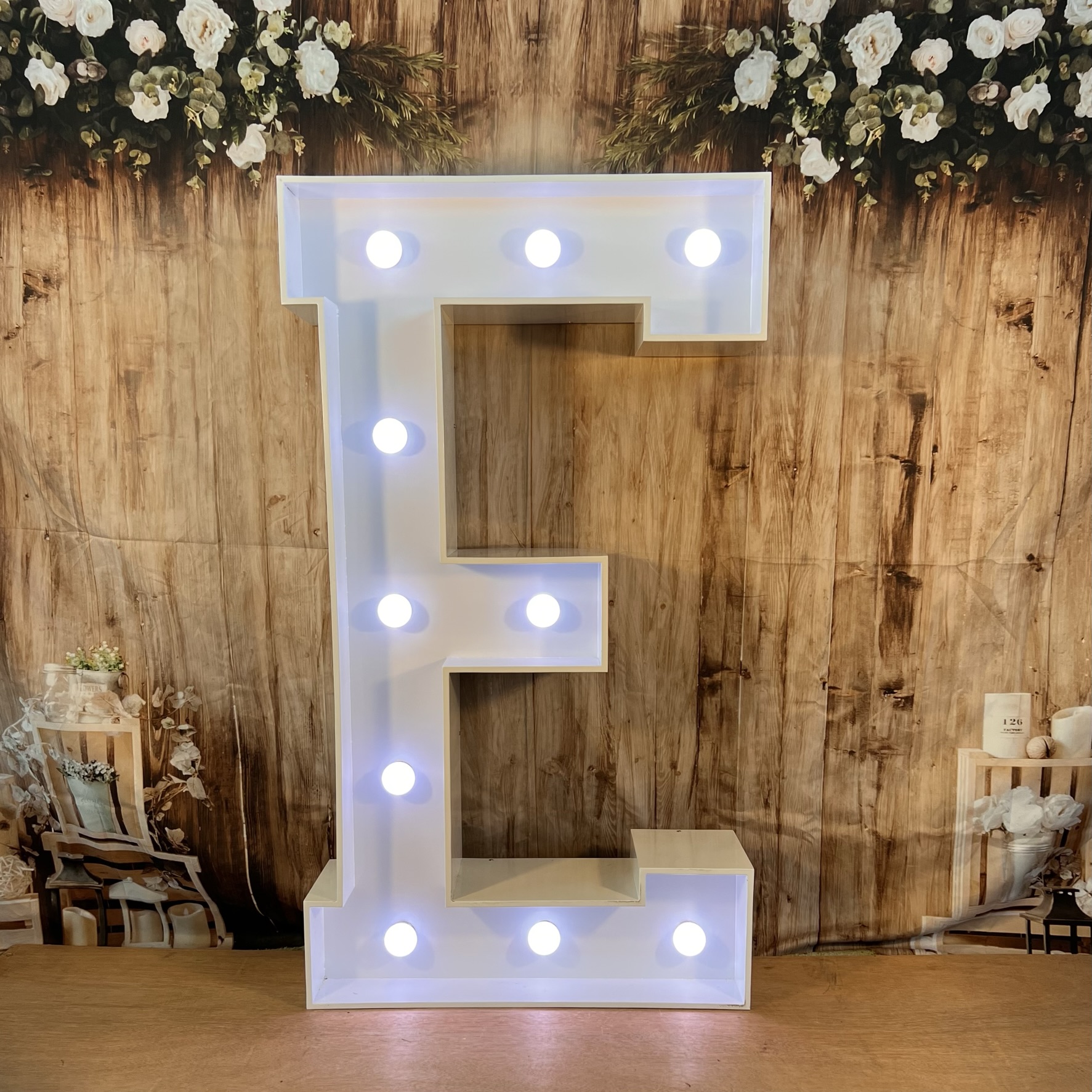 RGB-LED XXL Leuchtbuchstabe E mieten – Leipzig, ab 49 €/Tag – 2