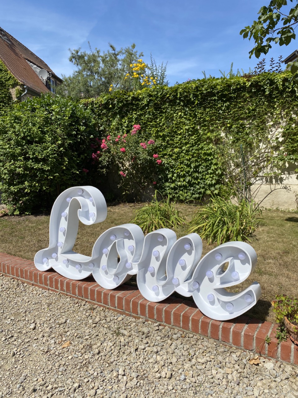 Leuchtbuchstaben „Love“ , cursiv mieten – Leipzig, ab 139 €/Tag – 5