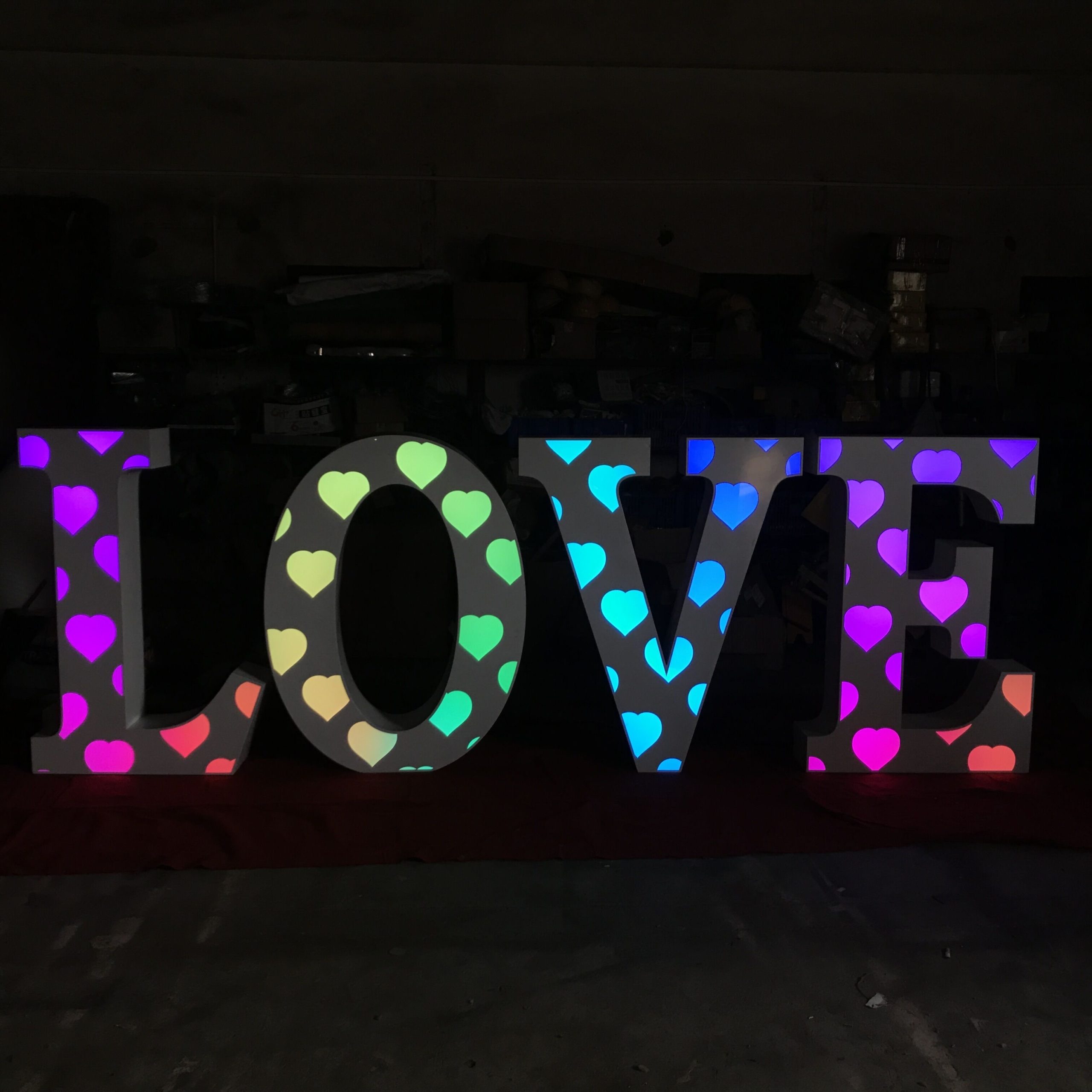 XXL Leuchtbuchstaben „LOVE hearts“ (Herzdekor) mieten – Leipzig, ab 189 €/Tag – 3