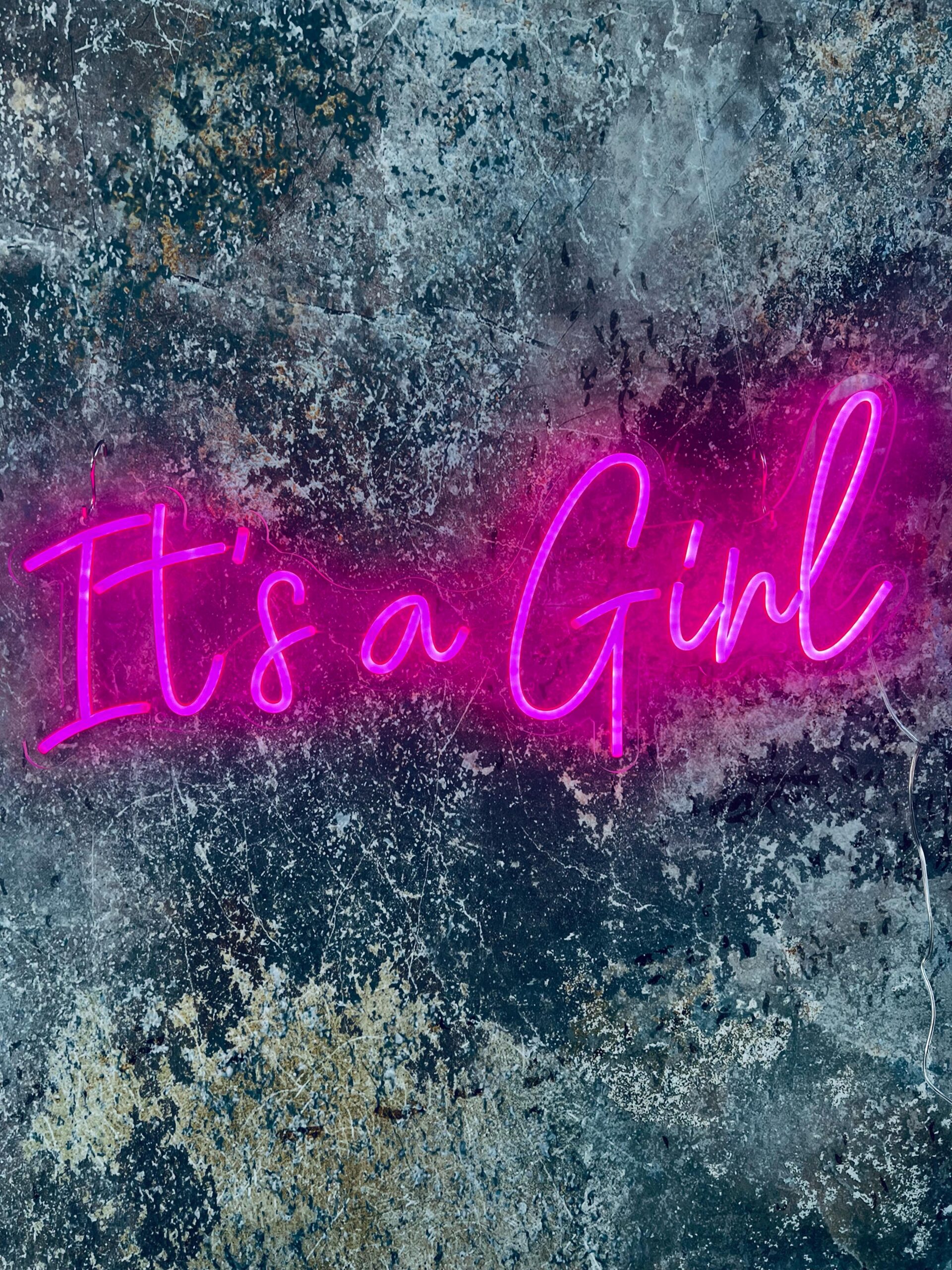 NEON-Leuchtschild „It's a Girl“ 24 x 60 cm mieten – Leipzig, ab 59 € (Fr–Mo) – 2