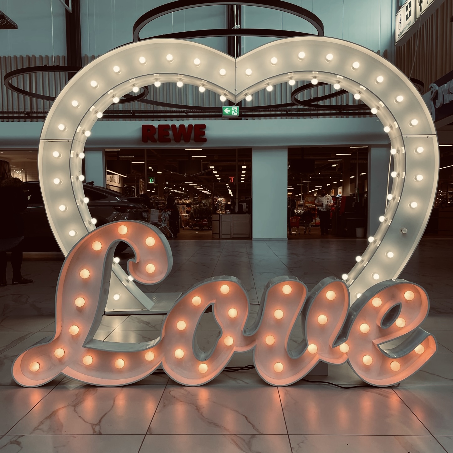 Leuchtbuchstaben „Love“ , cursiv mieten – Leipzig, ab 139 €/Tag – 4