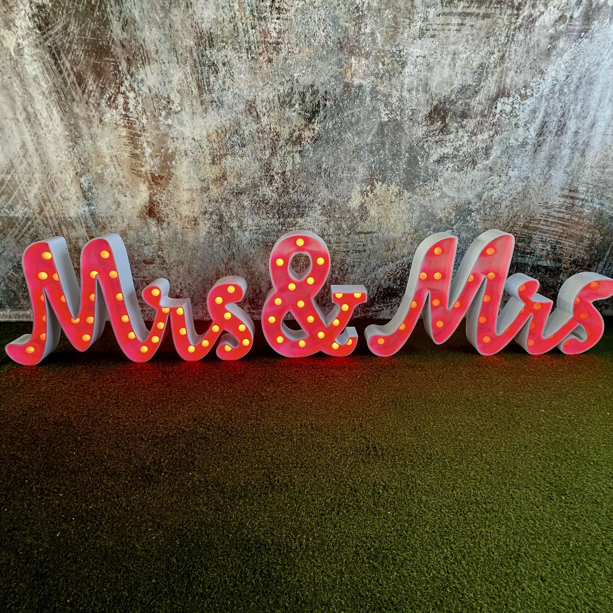 Leuchtbuchstaben „Mrs & Mrs“ , cursiv mieten – Leipzig, ab 199 €/Tag – 2