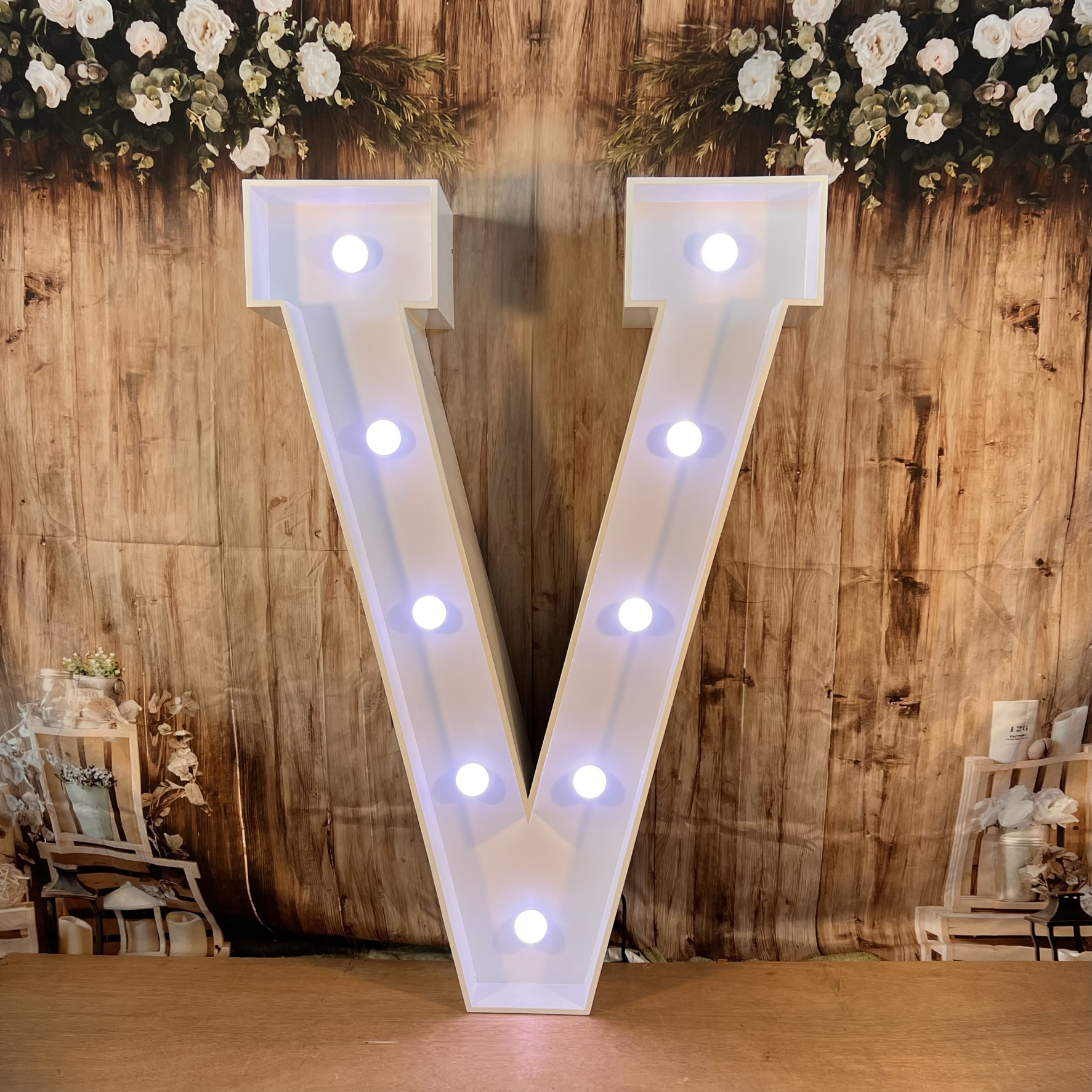 RGB-LED XXL Leuchtbuchstabe V mieten – Leipzig, ab 49 €/Tag – 2