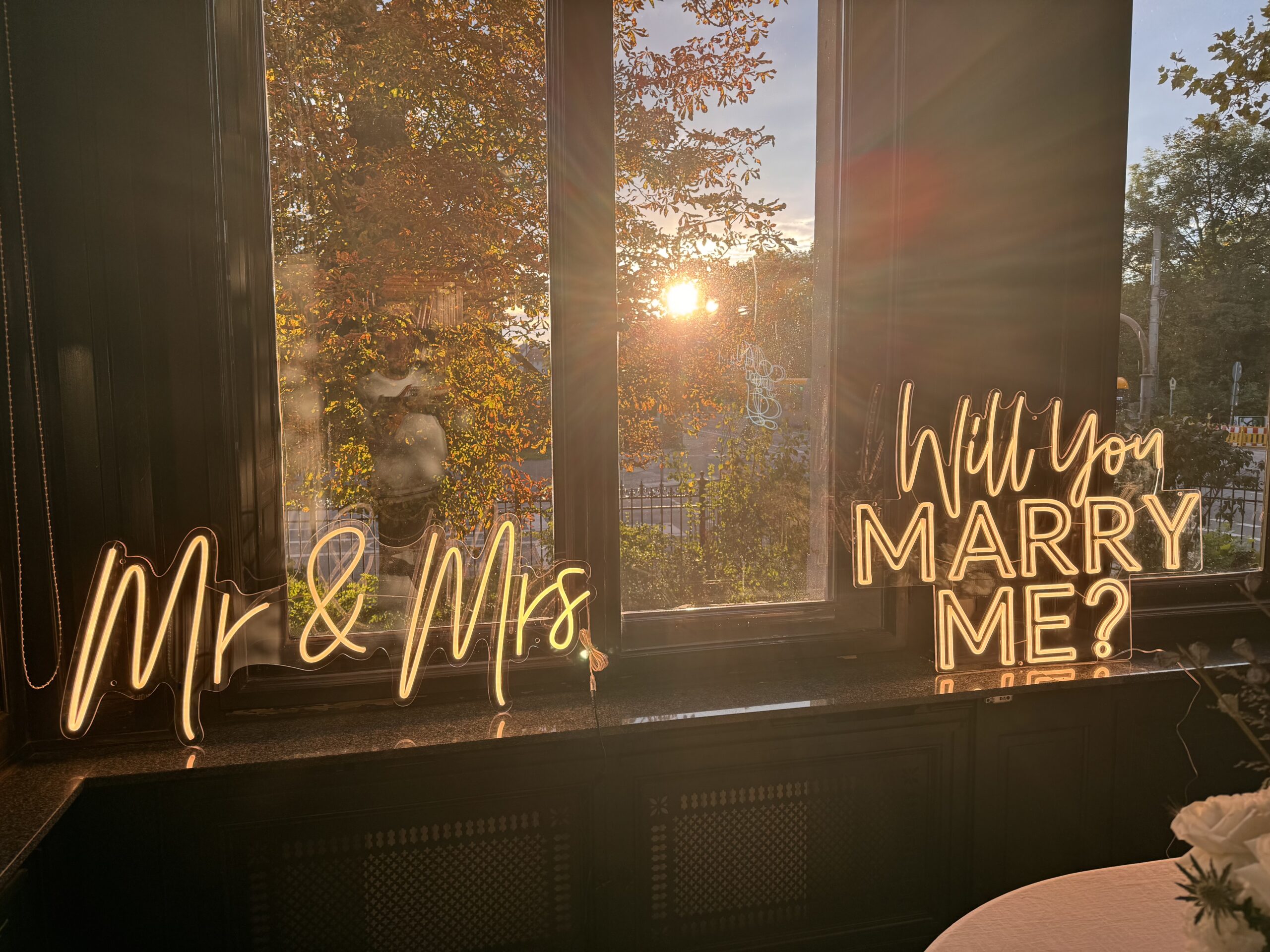 NEON-Leuchtschild „Mr & Mrs“ mieten – Leipzig, ab 69 € (Fr–Mo) – 3