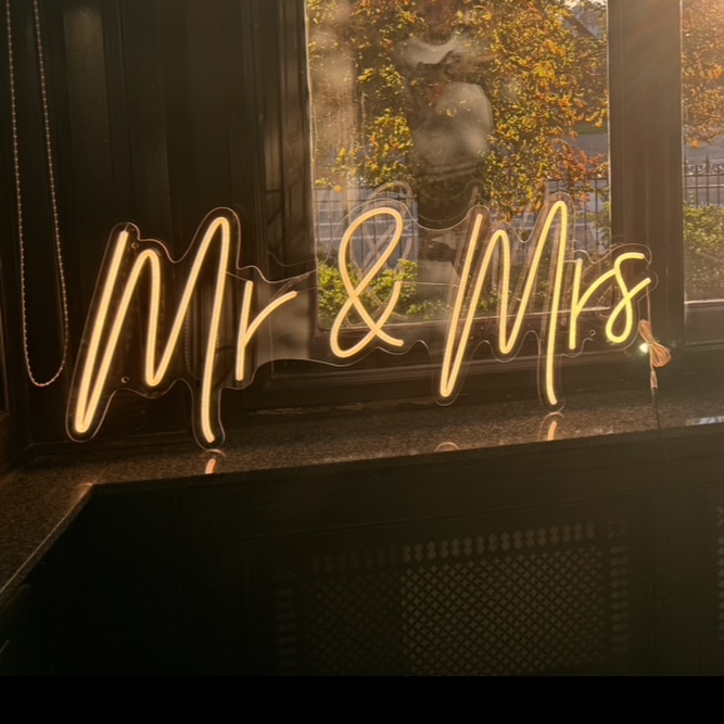 NEON-Leuchtschild „Mr & Mrs“ mieten – Leipzig, ab 69 € (Fr–Mo) – 2