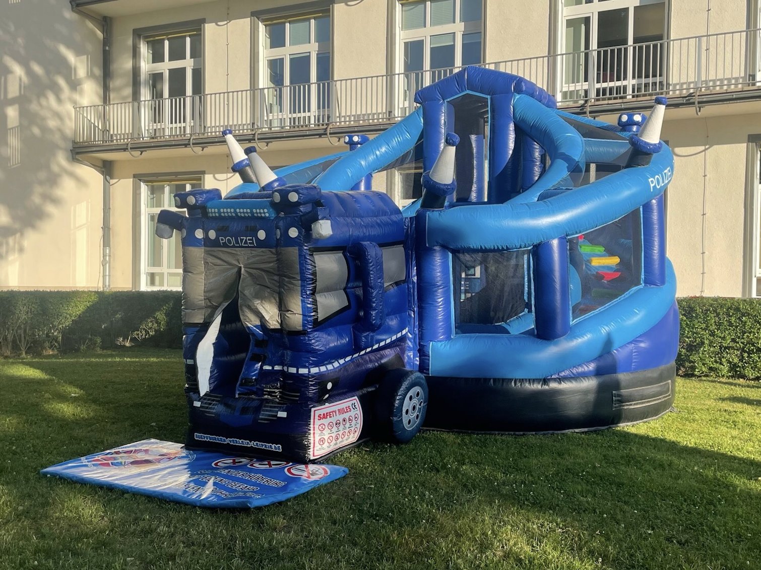 Hüpfburg Polizei-Wasserwerfer mieten – Leipzig, ab 189 €/Tag – 2