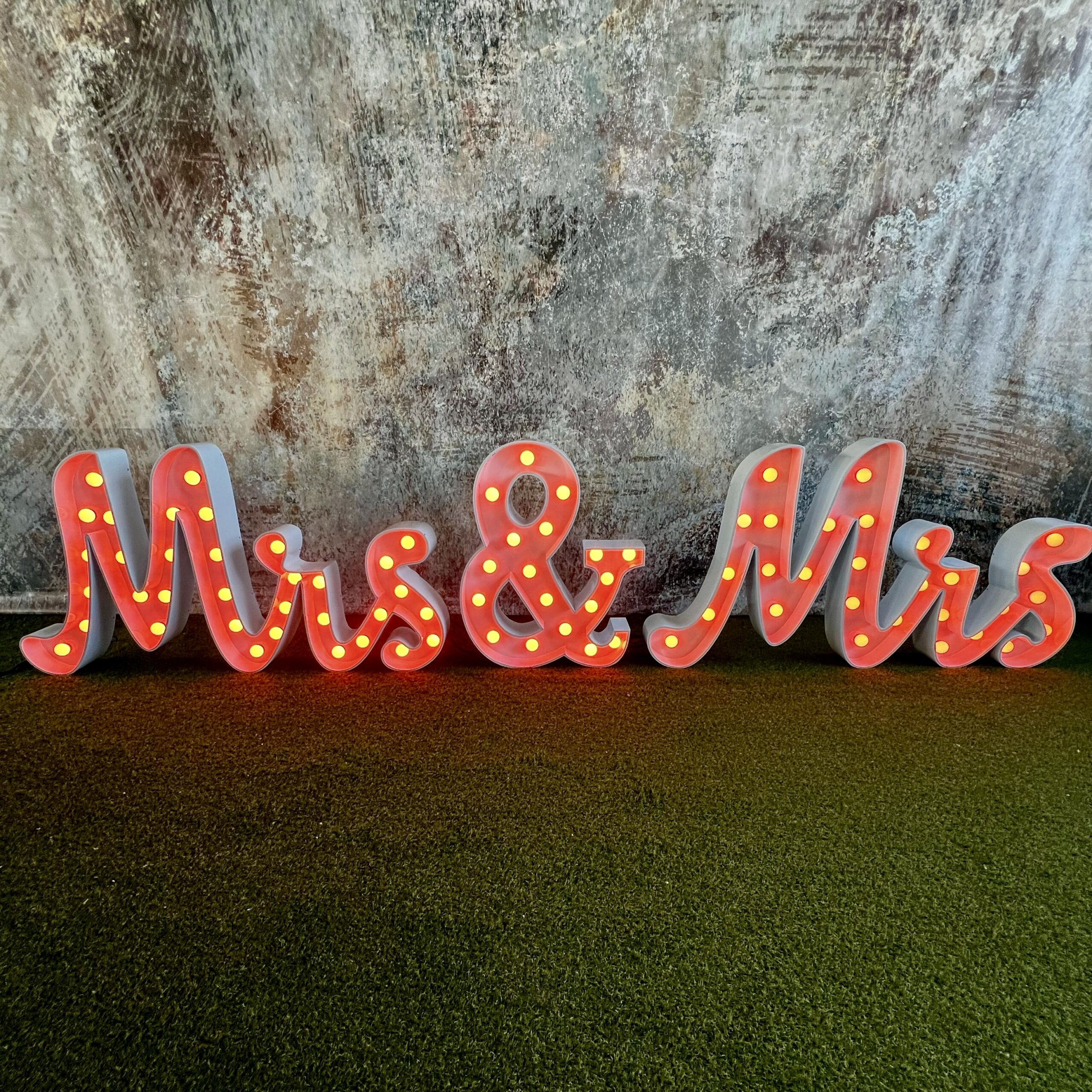 Leuchtbuchstaben „Mrs & Mrs“ , cursiv mieten – Leipzig, ab 199 €/Tag – 3