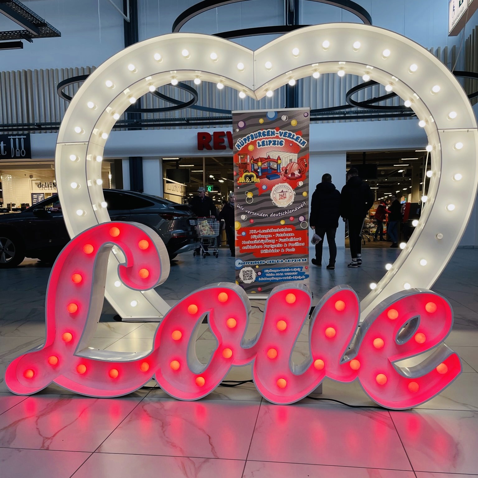 Leuchtbuchstaben „Love“ , cursiv mieten – Leipzig, ab 139 €/Tag – 2