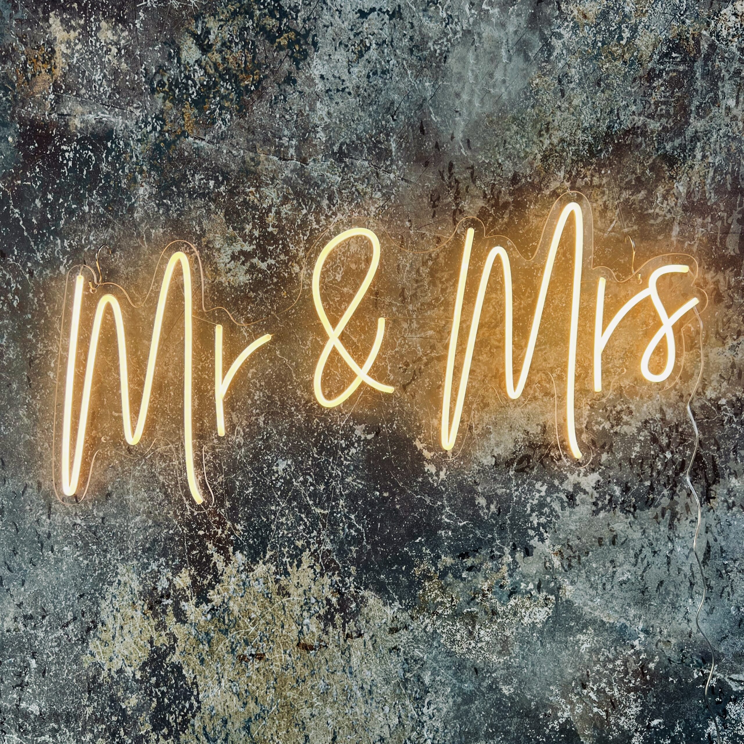 NEON-Leuchtschild „Mr & Mrs“ mieten – Leipzig, ab 69 € (Fr–Mo)