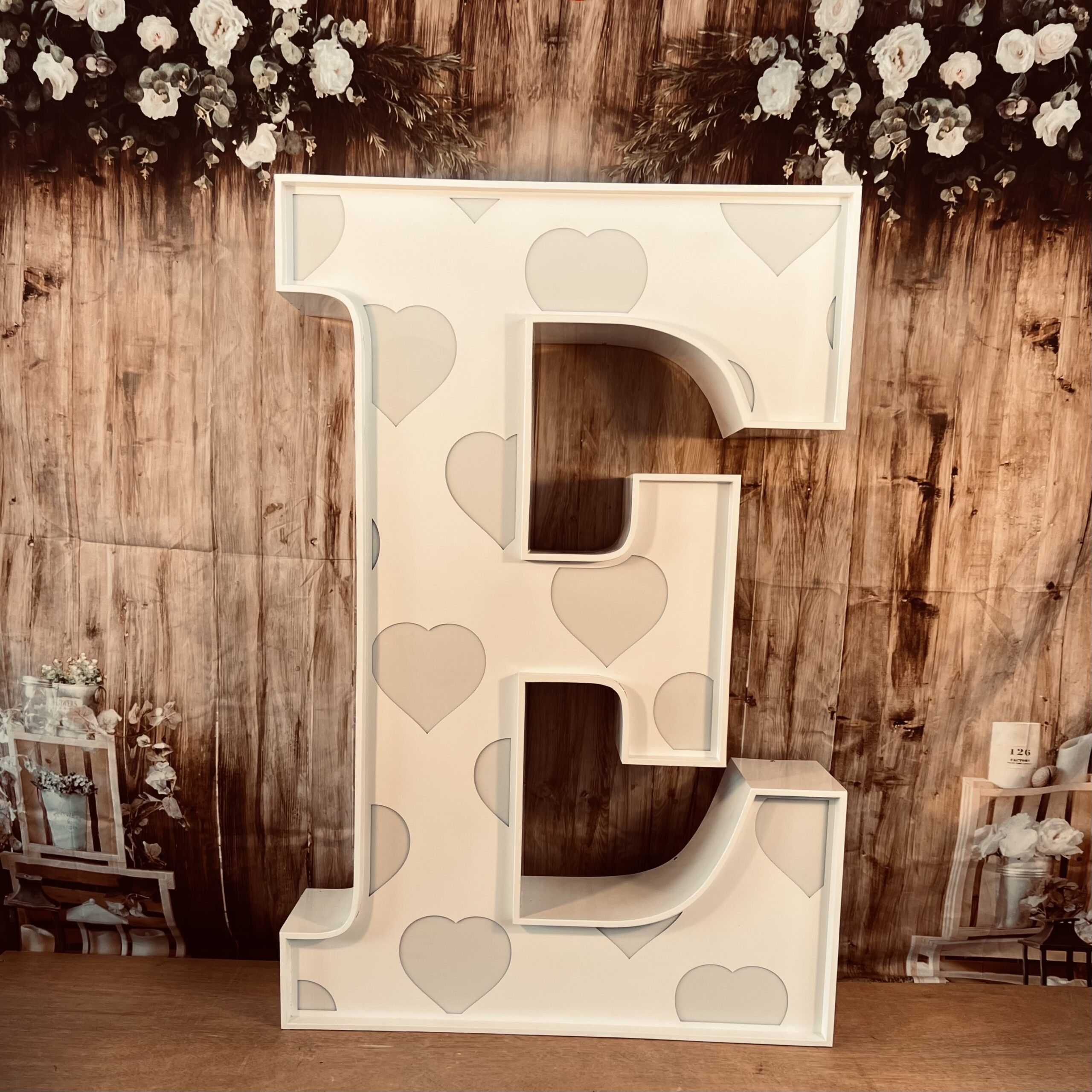 RGB-LED XXL Leuchtbuchstabe „HEARTS“ E mieten – Leipzig, ab 49 €/Tag