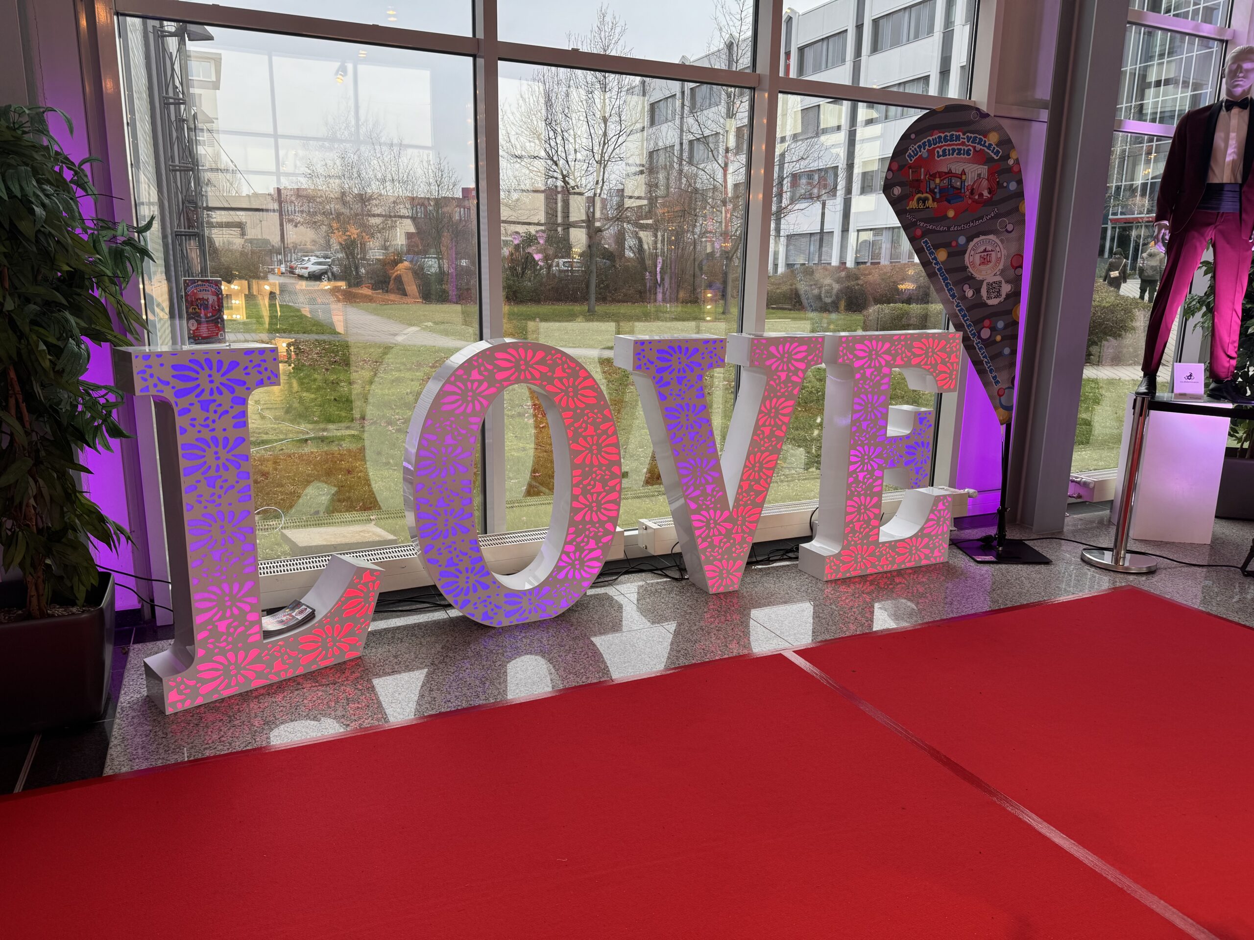 XXL Leuchtbuchstaben „LOVE“ Bohostyle mieten – Leipzig, ab 189 €/Tag – 4