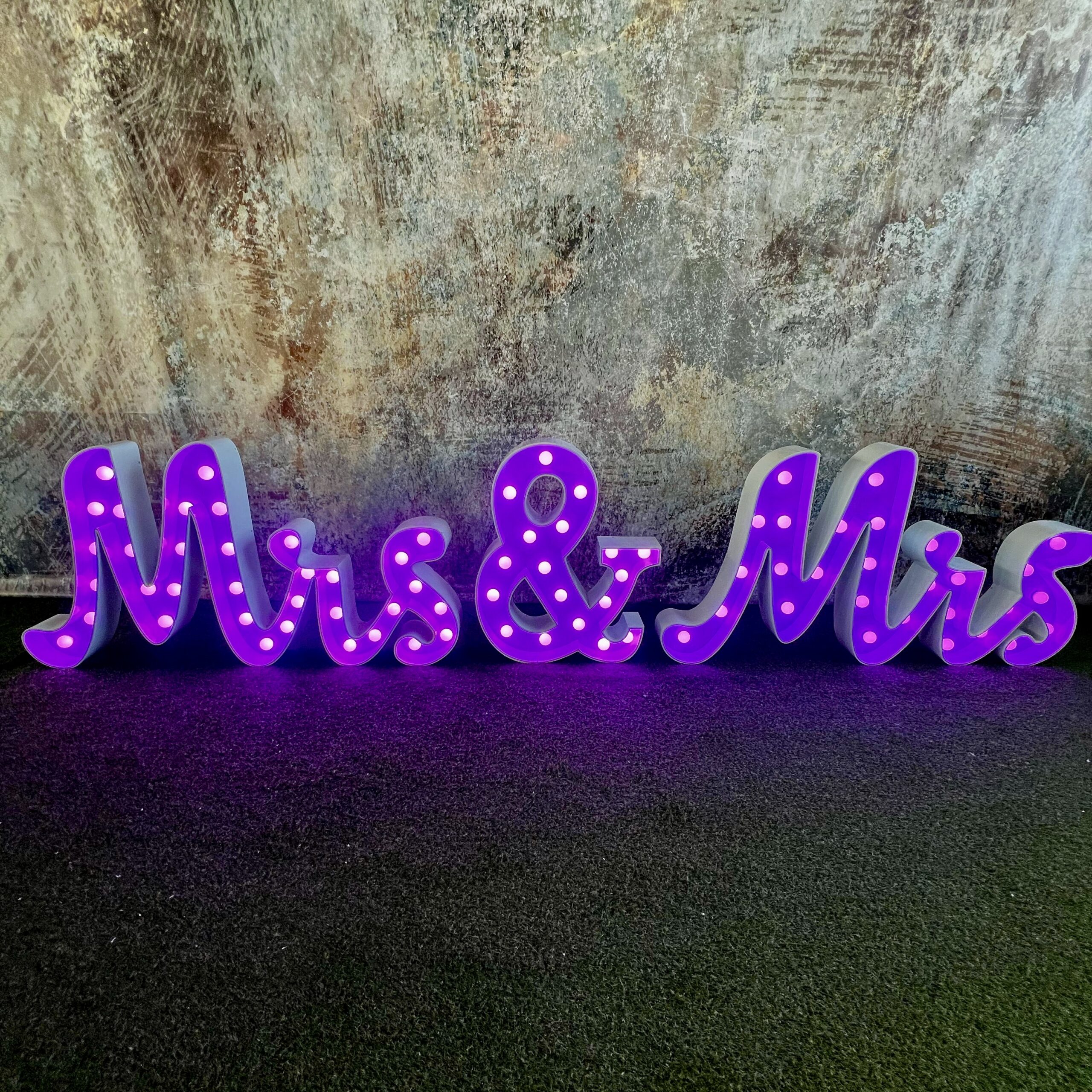 Leuchtbuchstaben „Mrs & Mrs“ , cursiv mieten – Leipzig, ab 199 €/Tag – 4