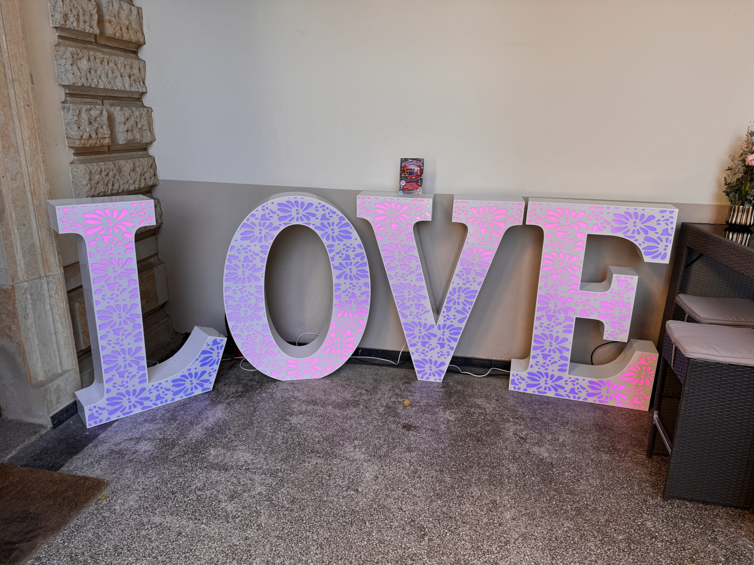 XXL Leuchtbuchstaben „LOVE“ Bohostyle mieten – Leipzig, ab 189 €/Tag – 2