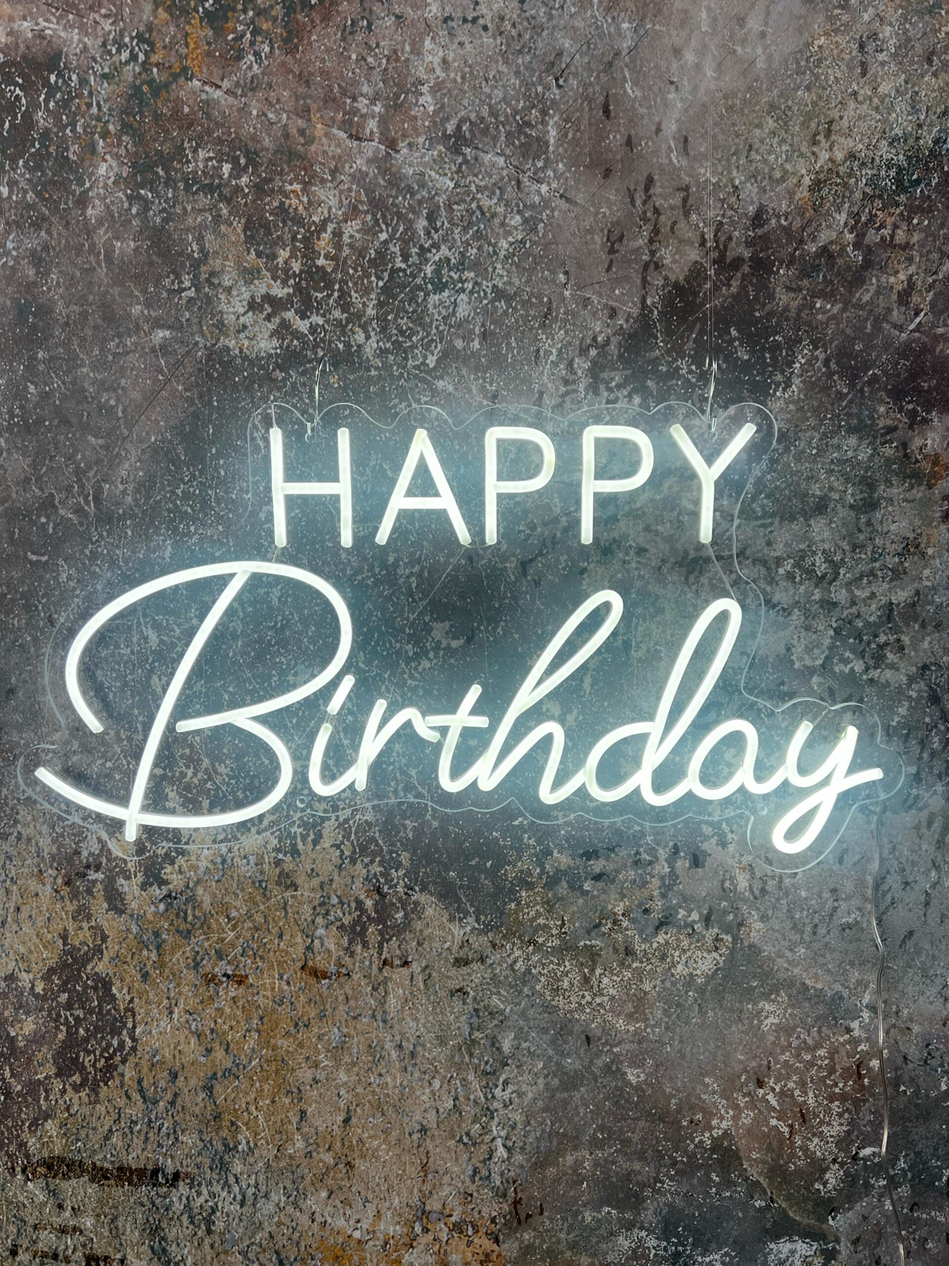 NEON-Leuchtschild „Happy Birthday“ mieten – Leipzig, ab 69 € (Fr–Mo)