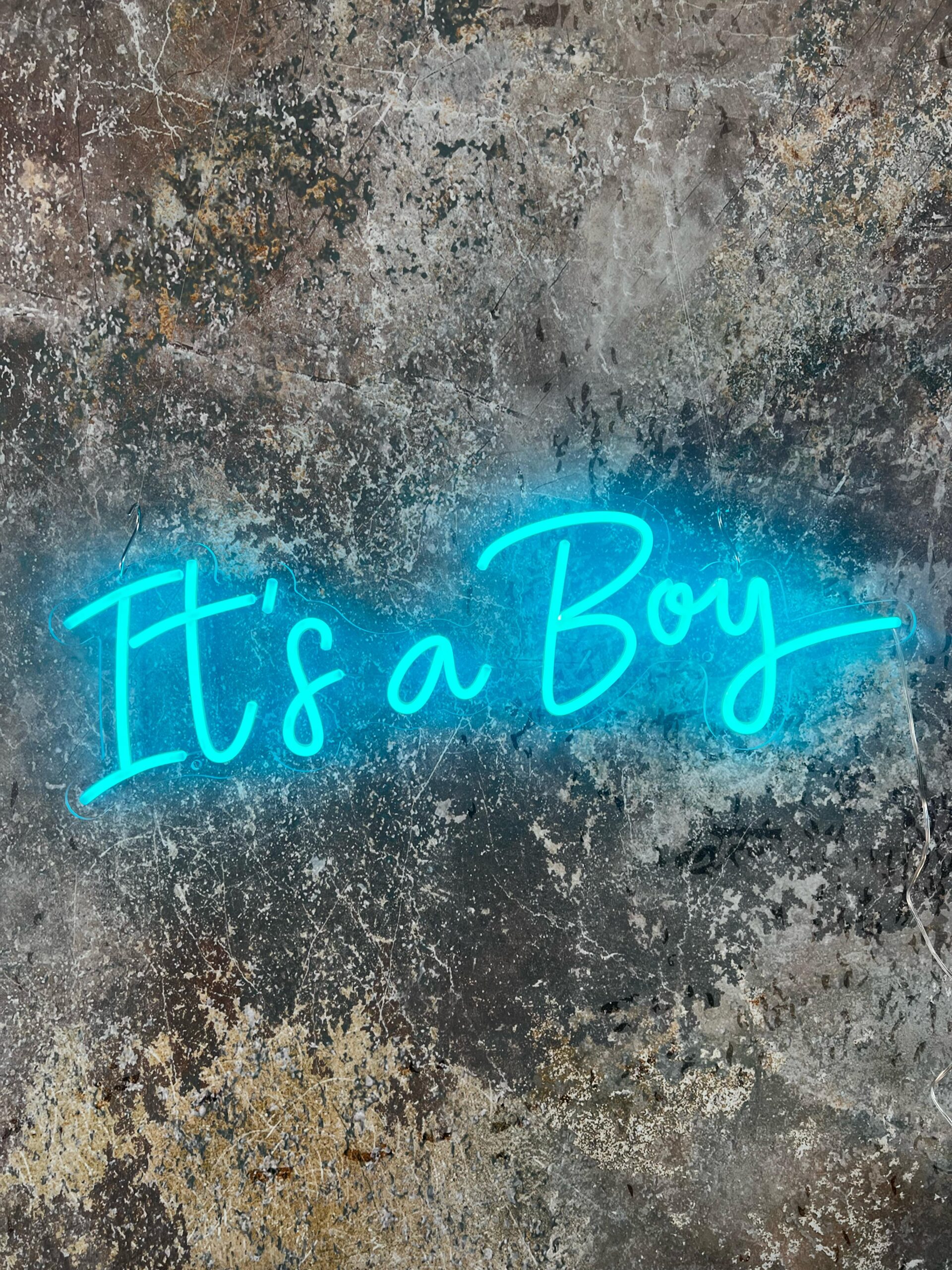 NEON-Leuchtschild „It's a Boy“ 32 x 80 cm mieten – Leipzig, ab 69 € (Fr–Mo)