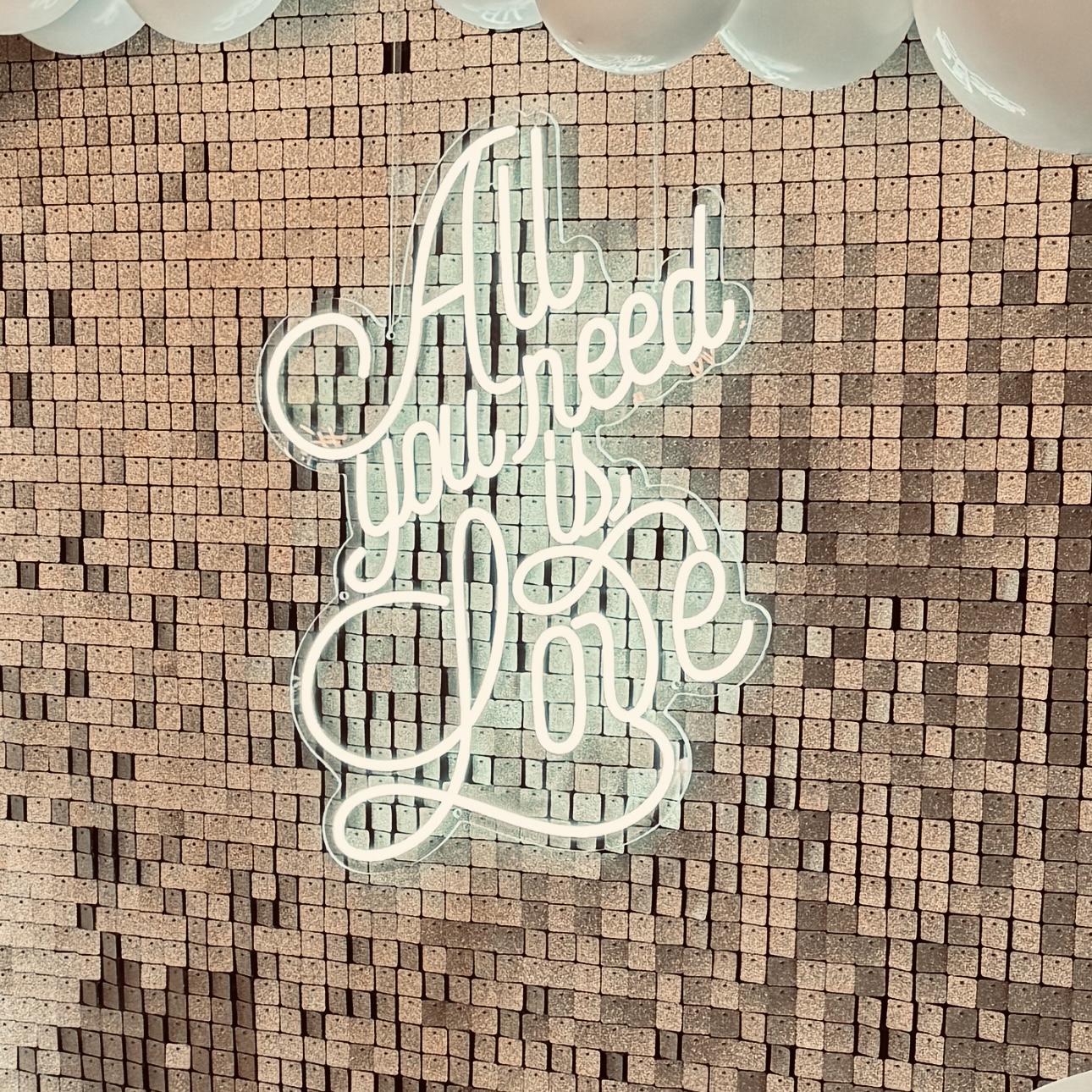 NEON-Leuchtschild „All you need is Love“ mieten – Leipzig, ab 79 € (Fr–Mo) – 3