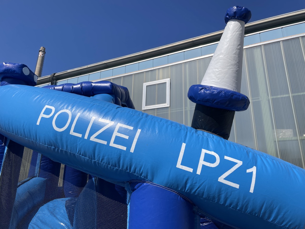 Hüpfburg Polizei-Wasserwerfer mieten – Leipzig, ab 189 €/Tag – 5