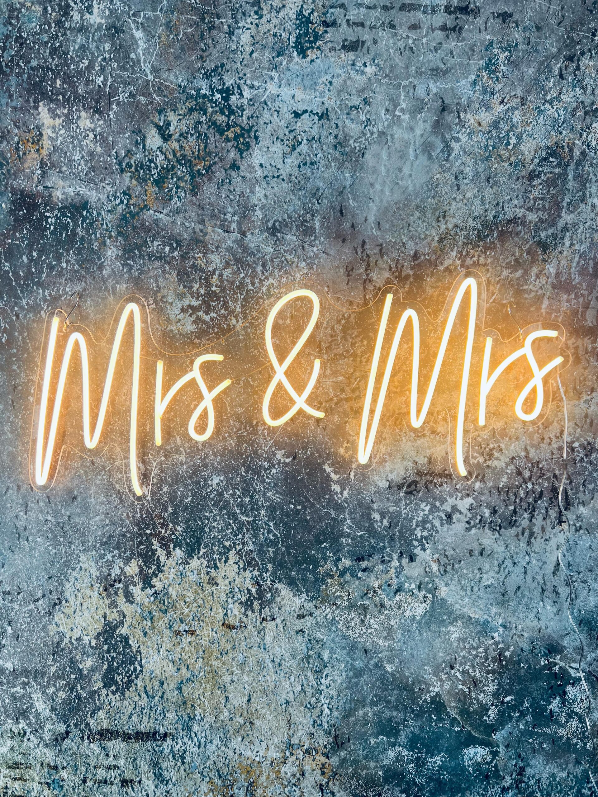 NEON-Leuchtschild „Mrs & Mrs“ mieten – Leipzig, ab 69 € (Fr–Mo) – 2