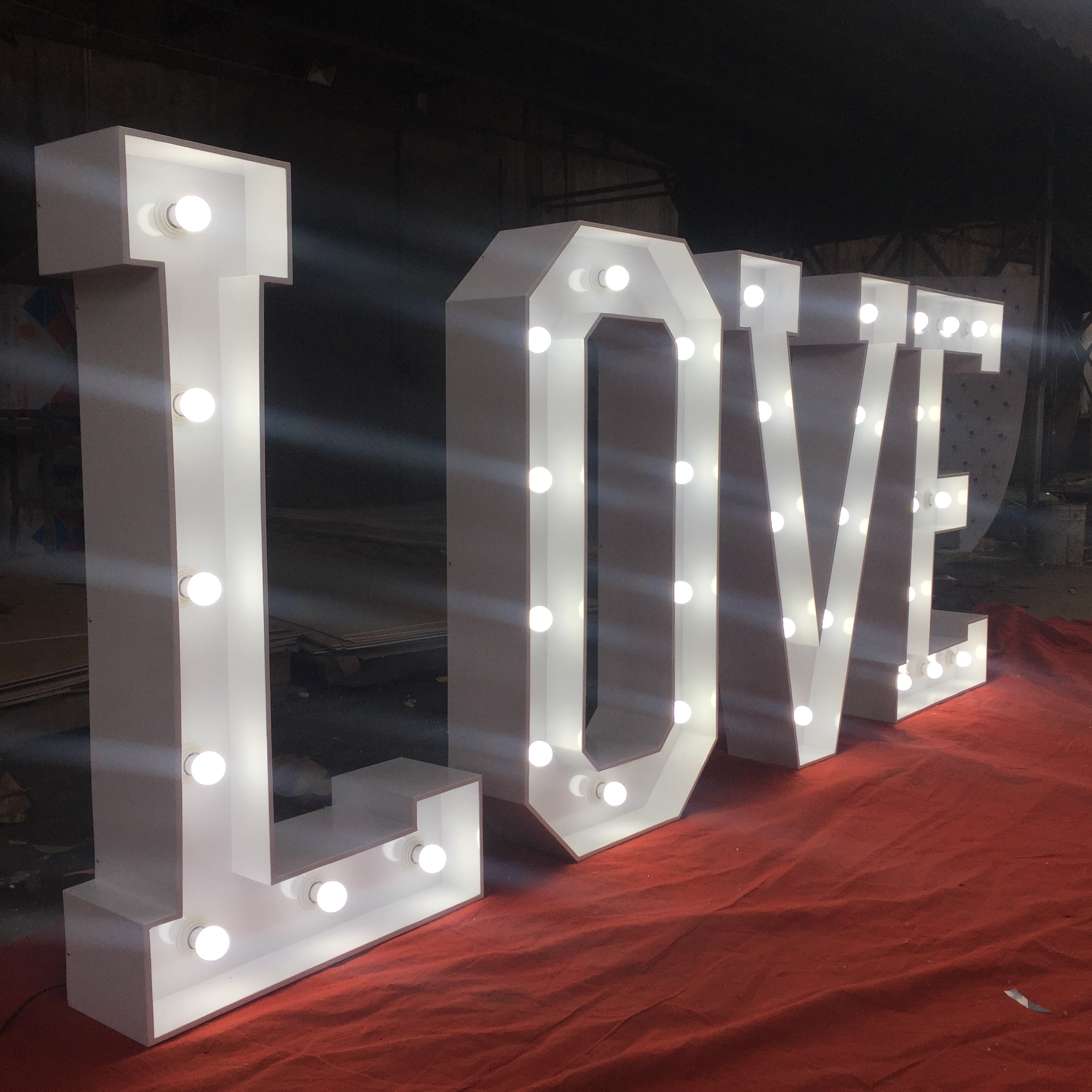 XXL Leuchtbuchstaben „LOVE“ & „MR & MRS“ mieten – Leipzig, ab 439 €/Tag – 5