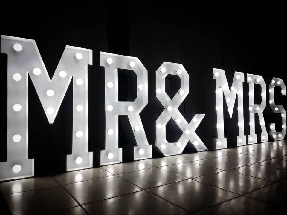 XXL Leuchtbuchstaben „LOVE“ & „MR & MRS“ mieten – Leipzig, ab 439 €/Tag – 2