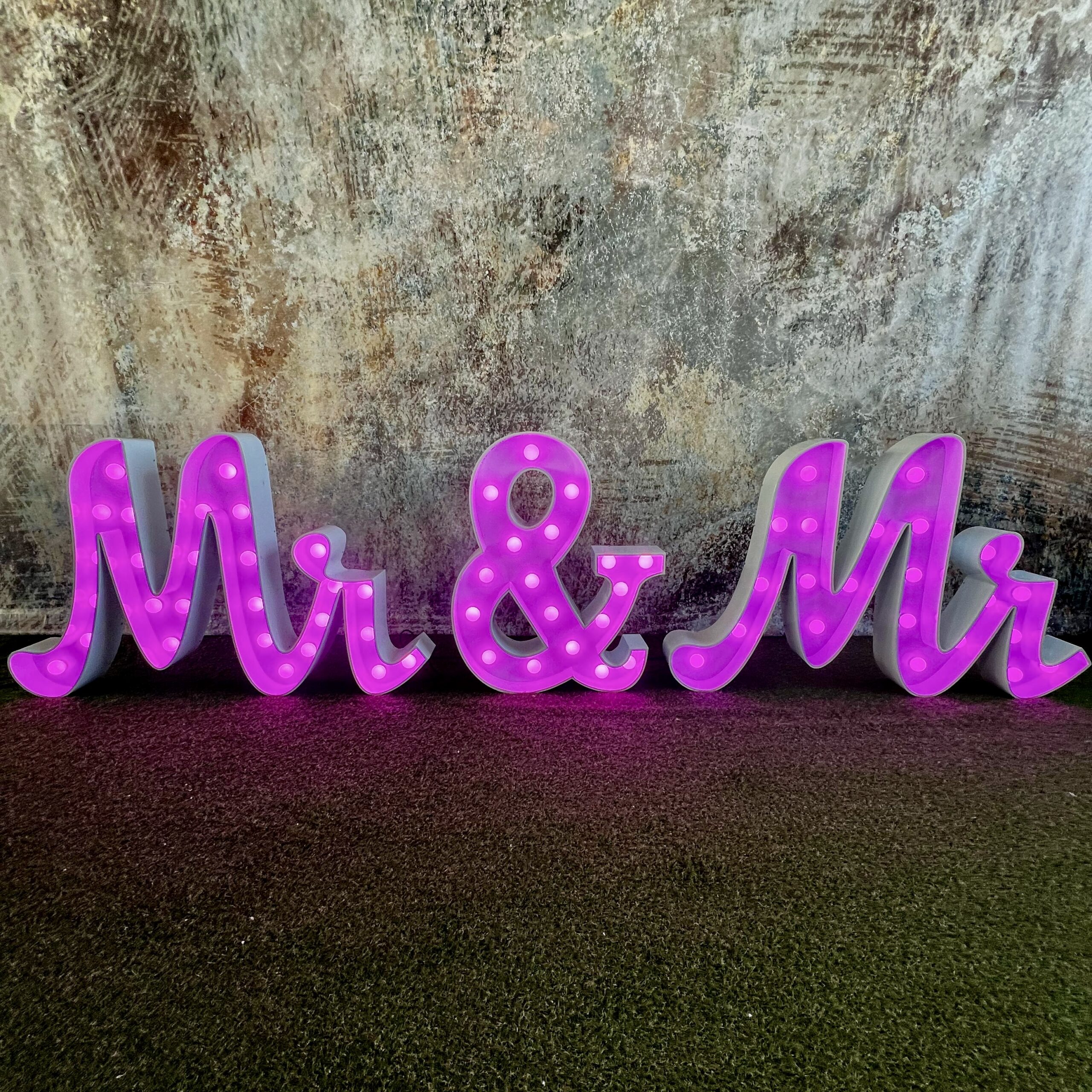 Leuchtbuchstaben „Mr & Mr“ , cursiv mieten – Leipzig, ab 199 €/Tag – 2
