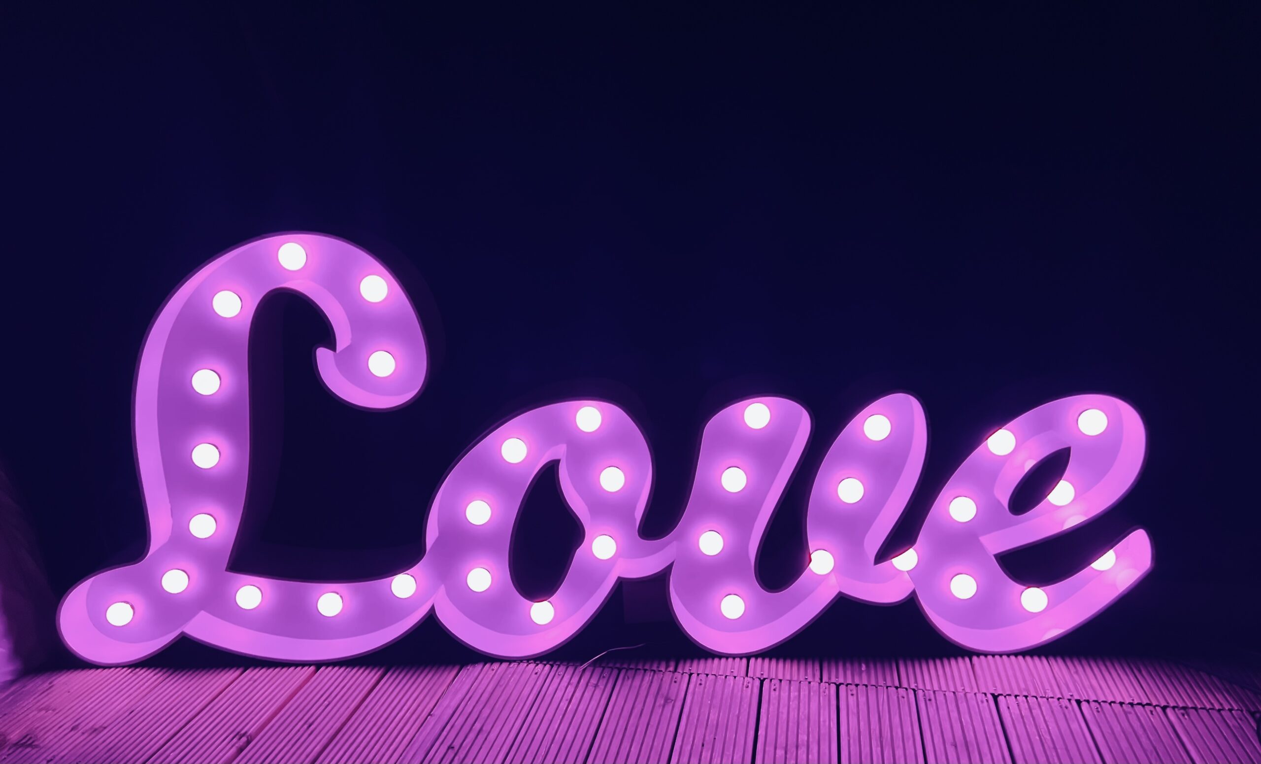 Leuchtbuchstaben „Love“ , cursiv mieten – Leipzig, ab 139 €/Tag – 3