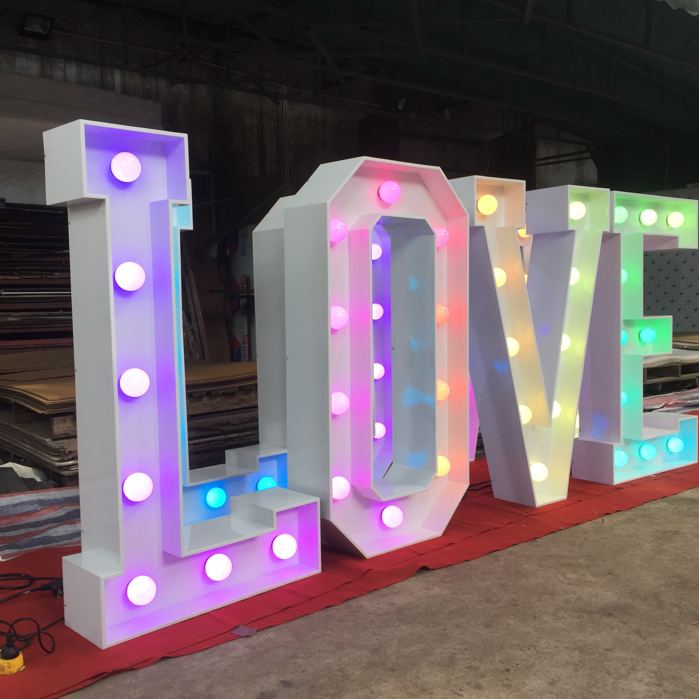 XXL Leuchtbuchstaben „LOVE“ mieten – Leipzig, ab 189 €/Tag – 4