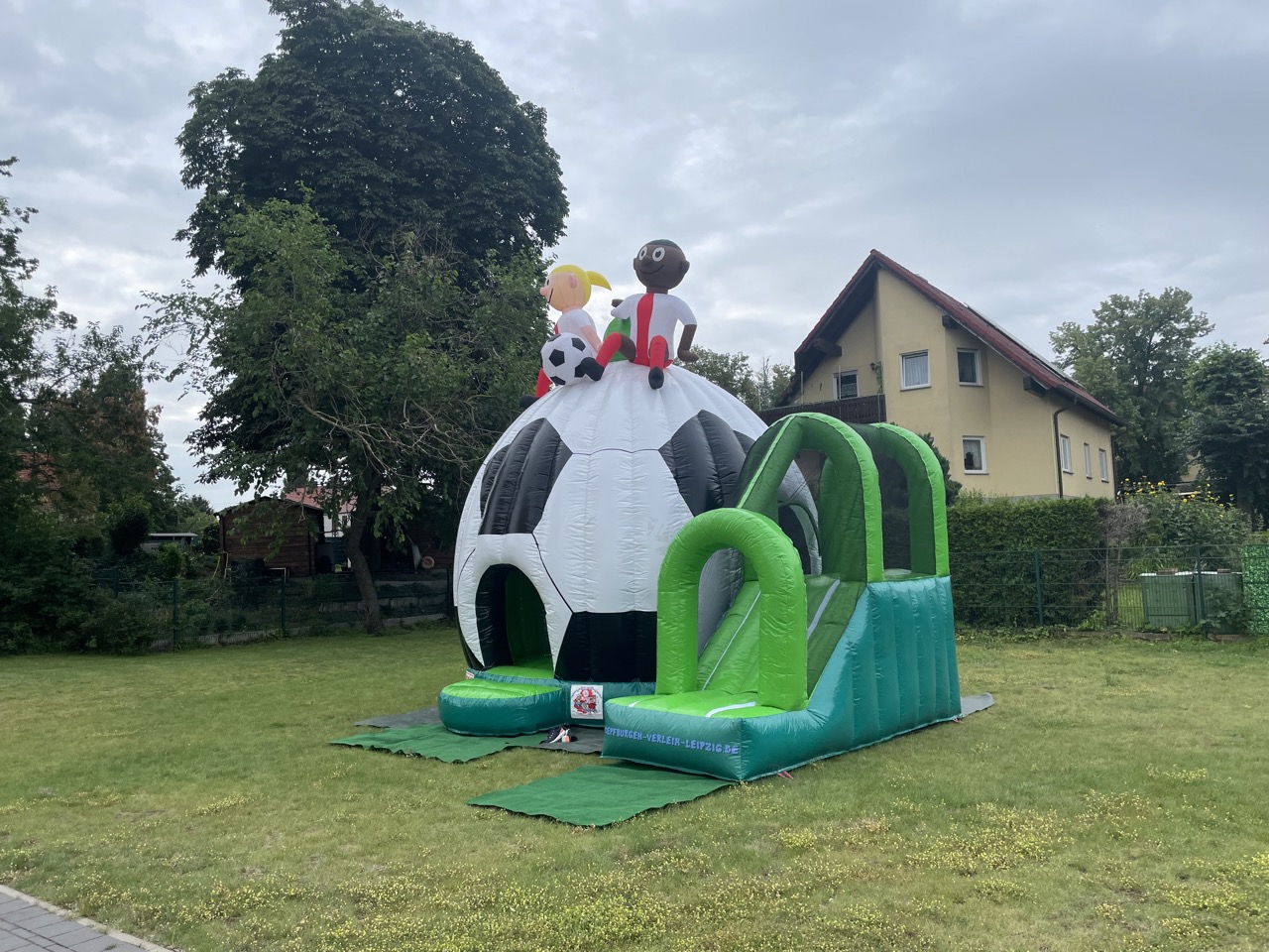 Hüpfburg „Footballer mit Rutsche“ mieten – Leipzig, ab 189 €/Tag – 3