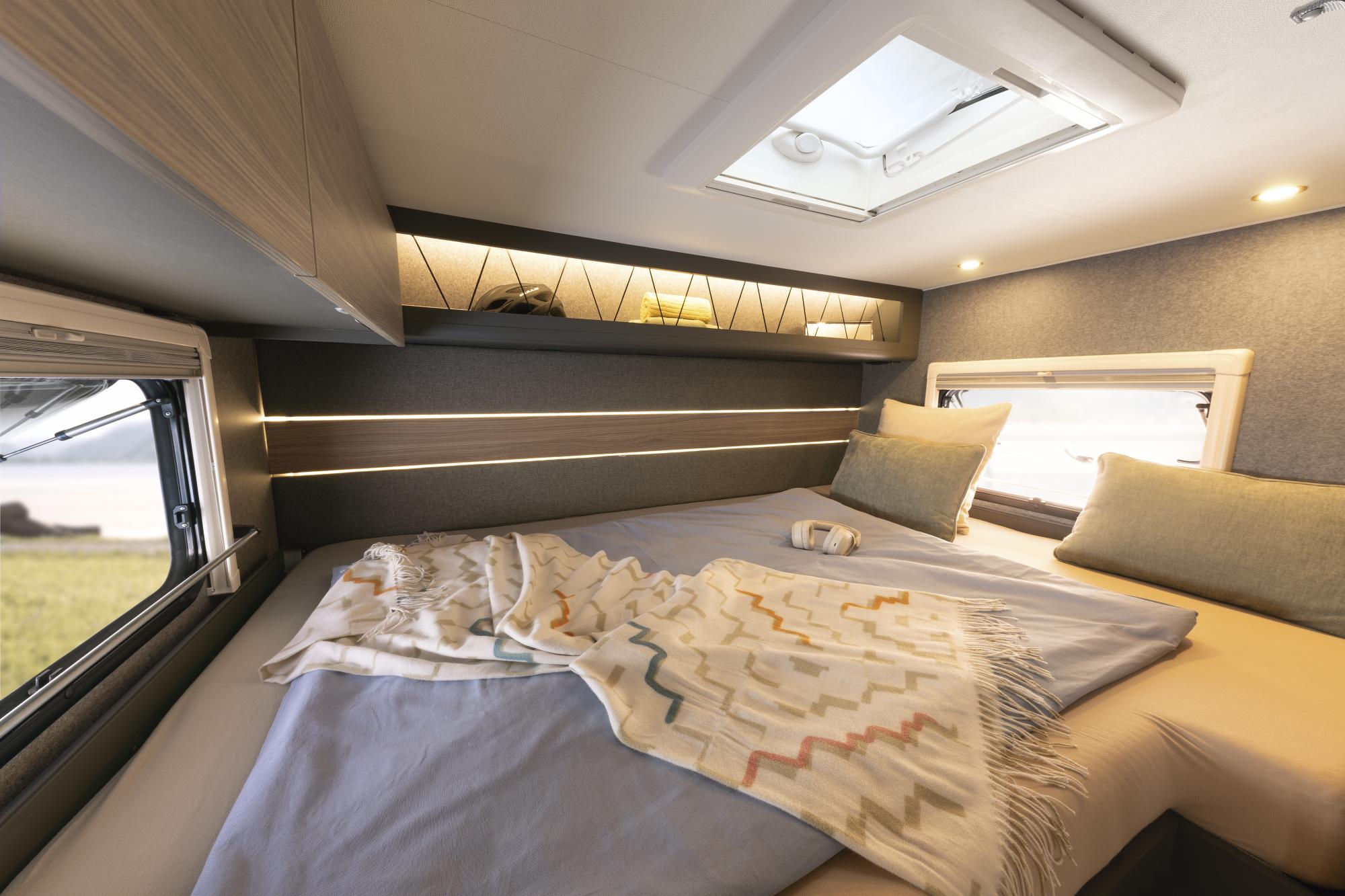 Camper VOYAGER ULTIMATE (Globebus Perform. T16 4x4) mieten – ab 98 €/Tag, 12 Stationen – 3