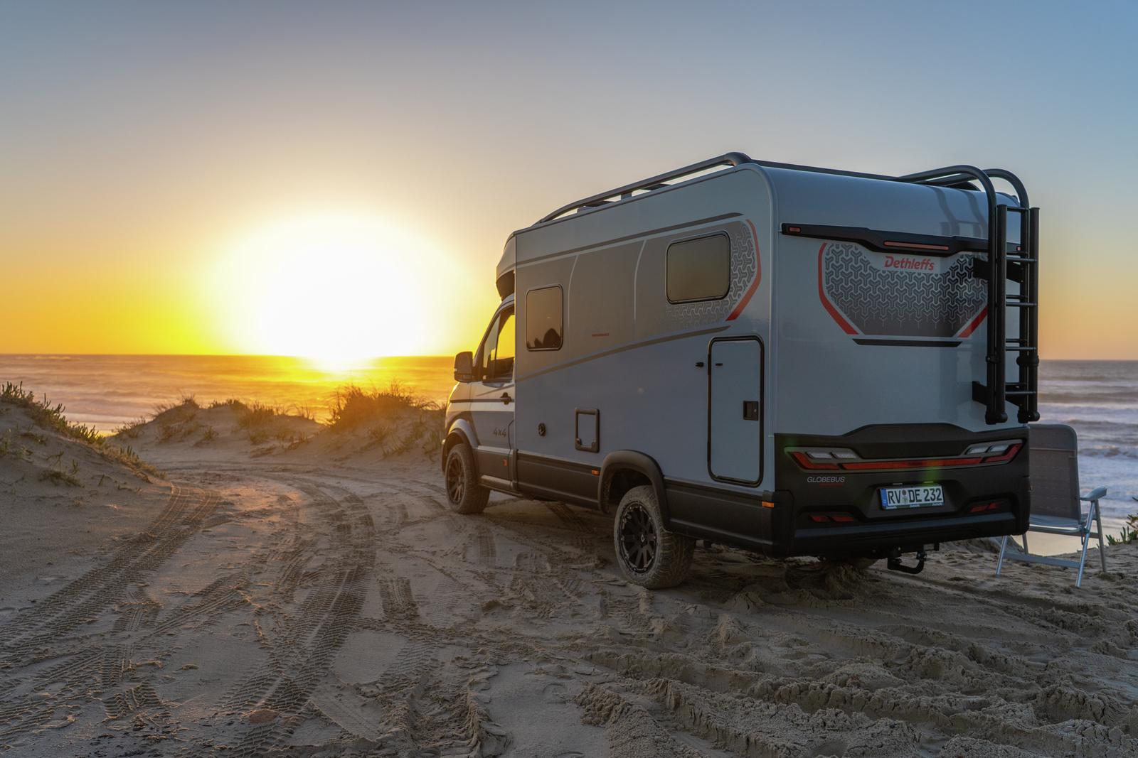Camper VOYAGER ULTIMATE (Globebus Perform. T16 4x4) mieten – ab 98 €/Tag, 12 Stationen – 4