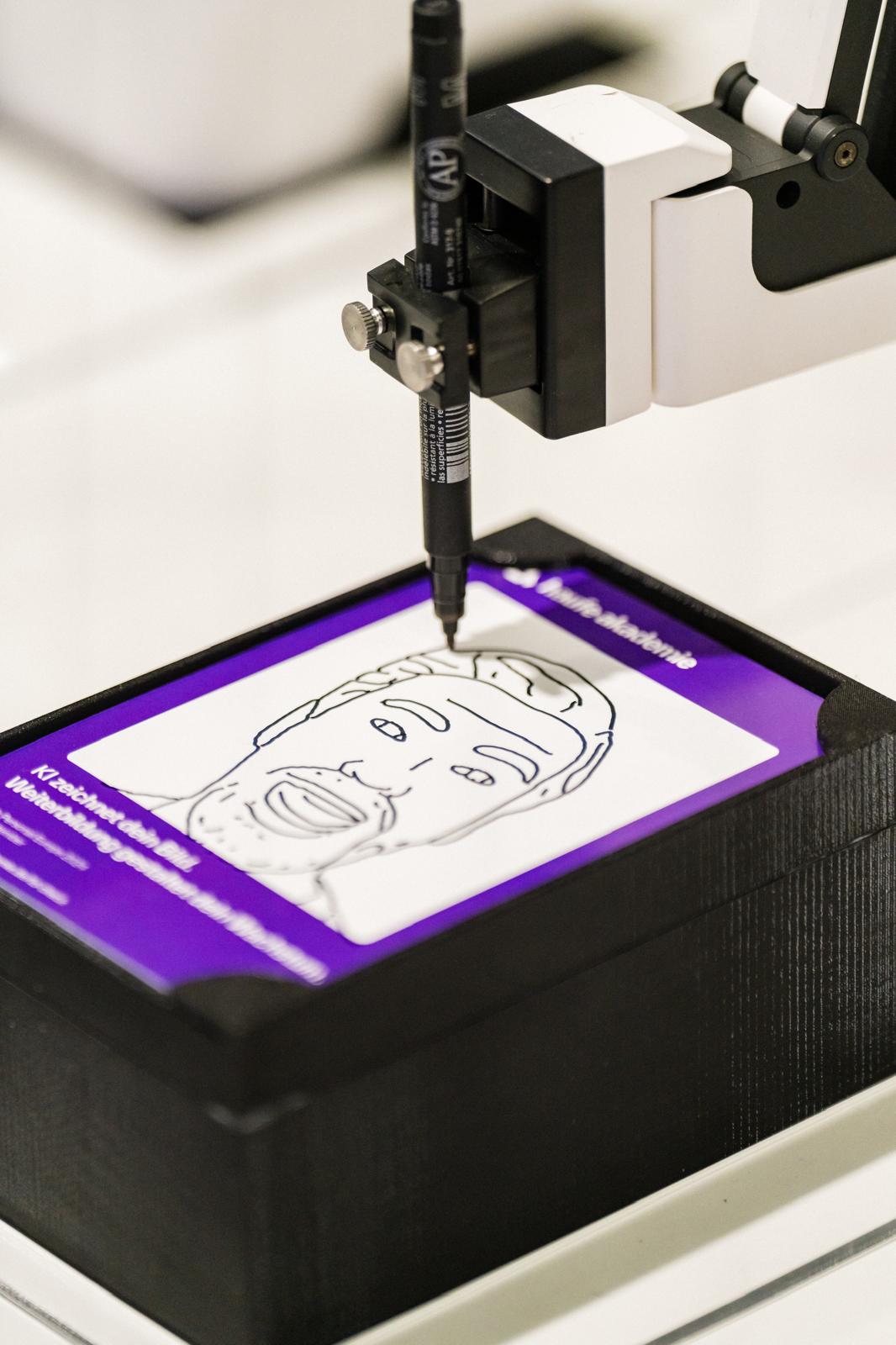 Fotobox / Sketchbot Zeichenroboter / KI-Roboter mieten in Reutlingen – 2