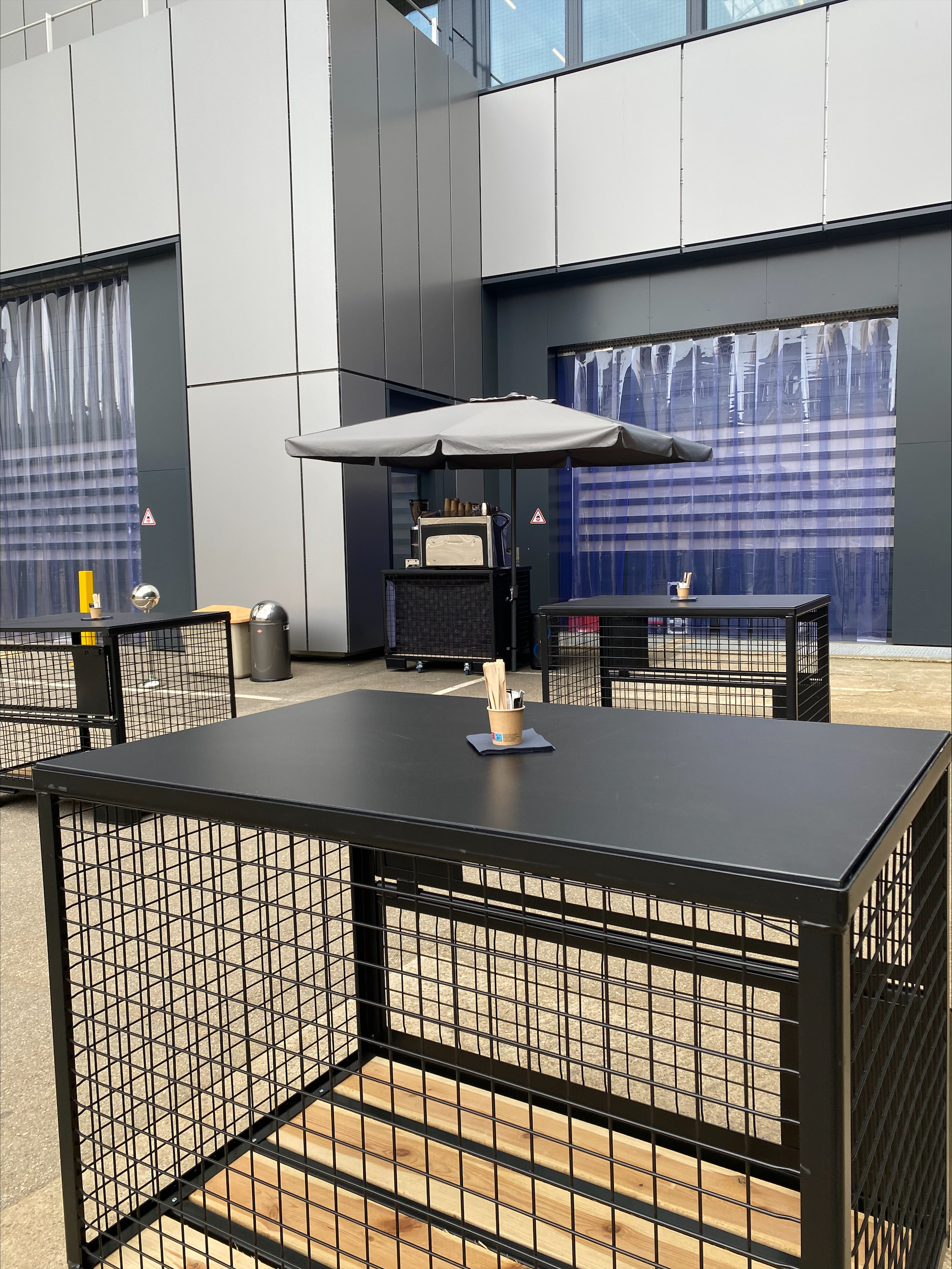 Gitterbox / Stehtisch / Theke mieten in Reutlingen – Über 80 cm – 5