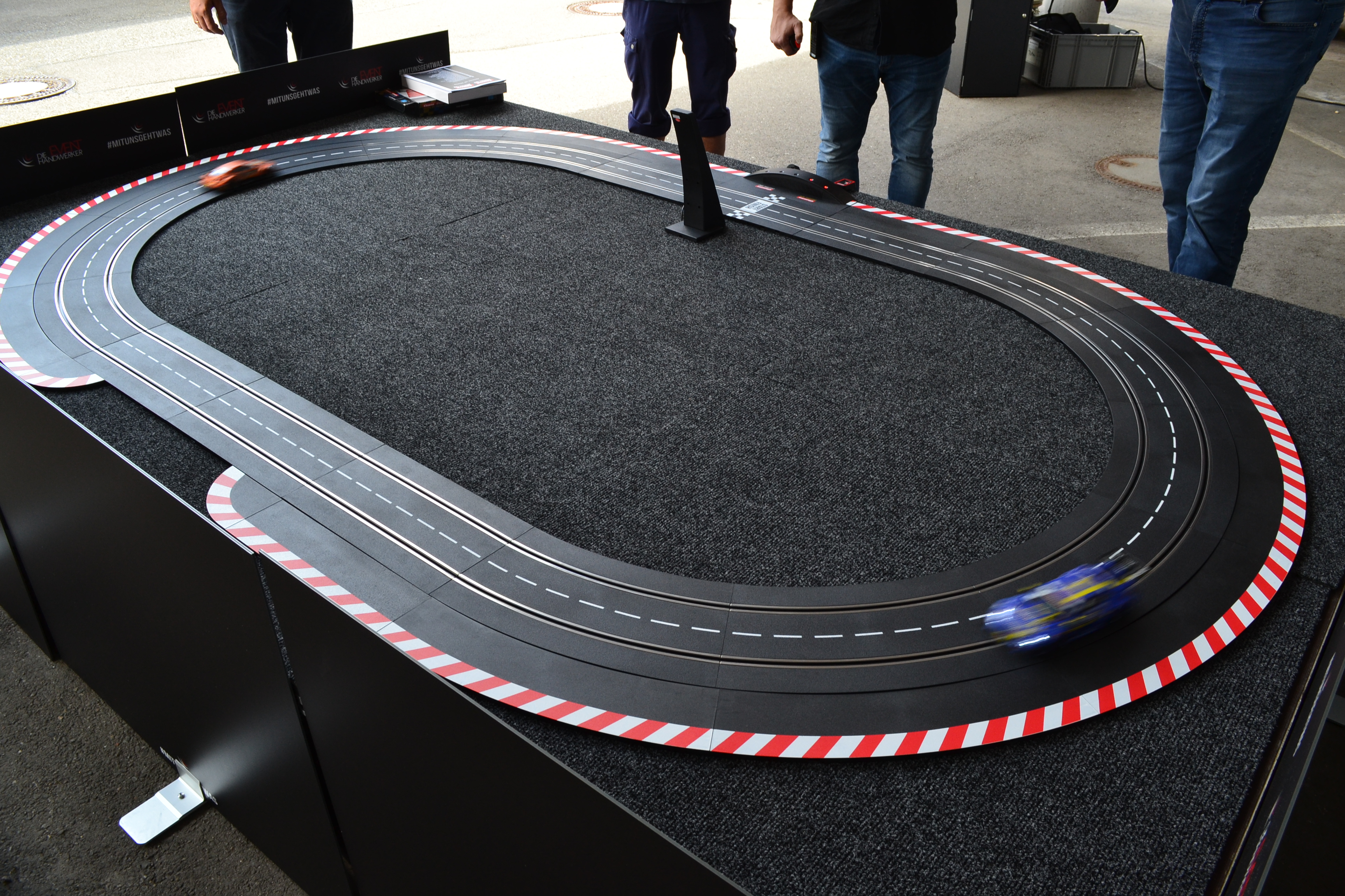 Teambuilding Carrera-Bahn – Adrenalin & Spielspaß mieten in Reutlingen – Action & Sport – 5