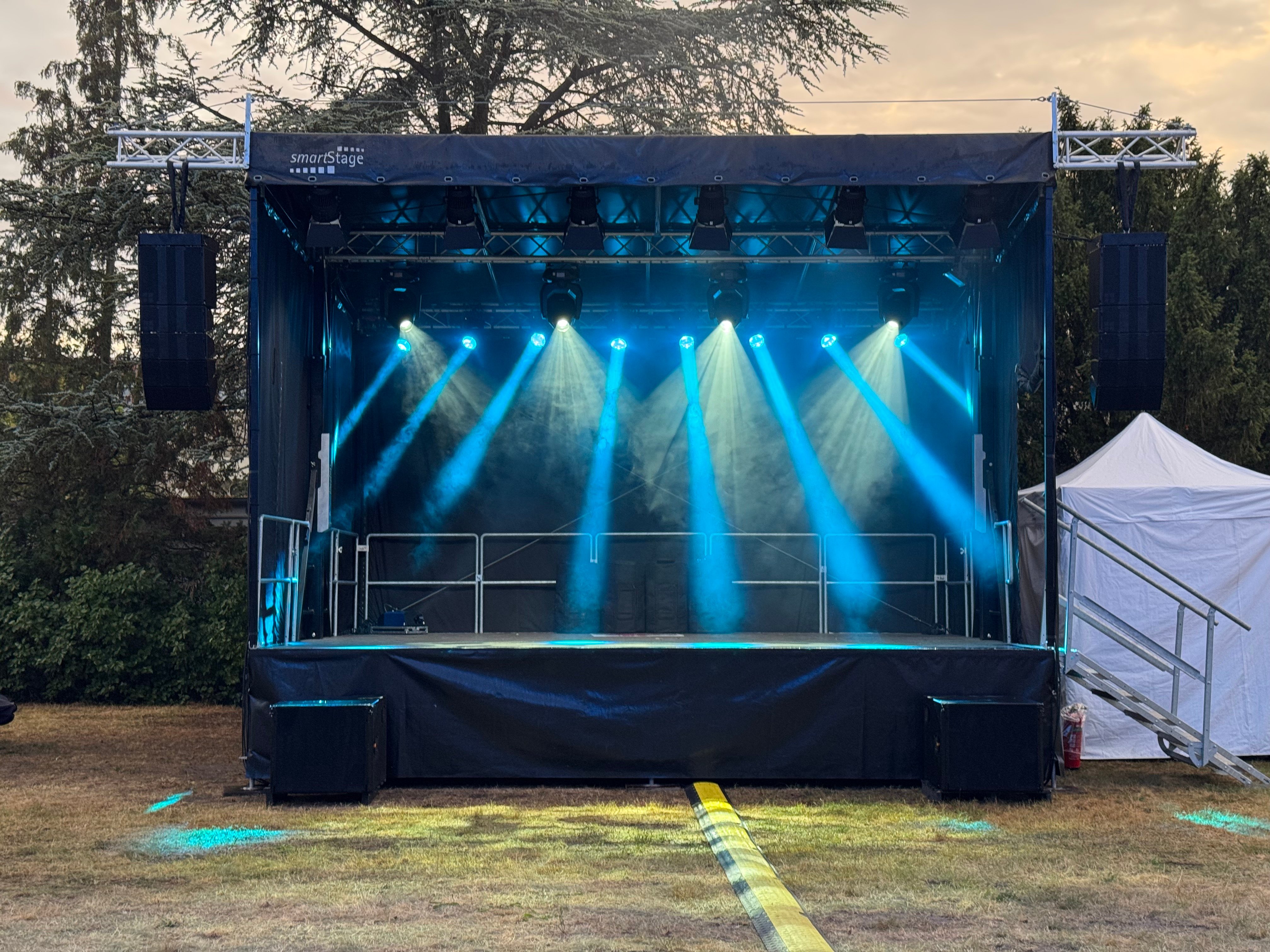Trailerbühne Smart Stage 27 · Mobile mieten in Langenhagen – 350kg