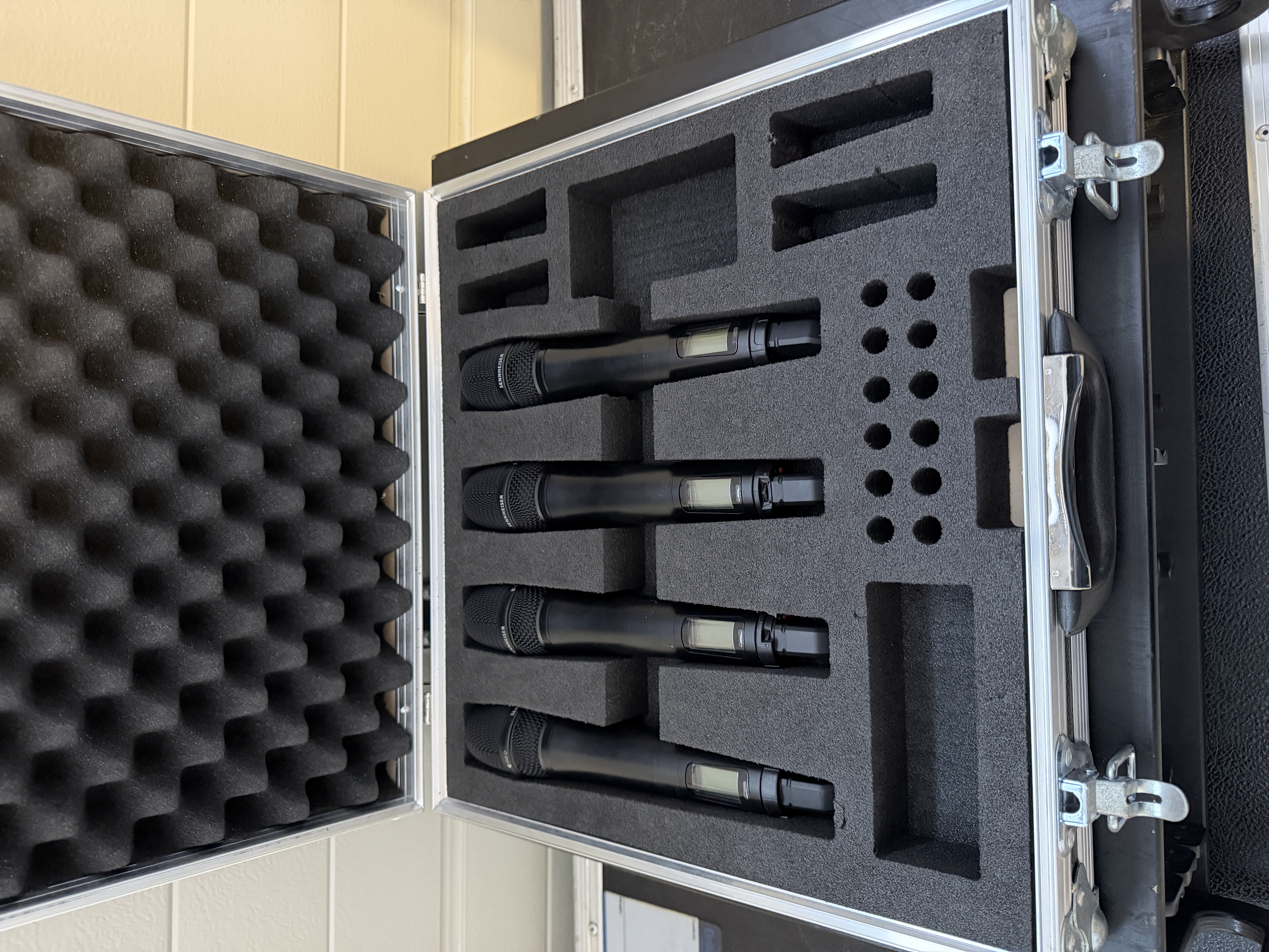 ennheiser 4-Kanal Funkmikrofon-Set · 4× Handsender mieten in Langenhagen – Sennheiser – 3