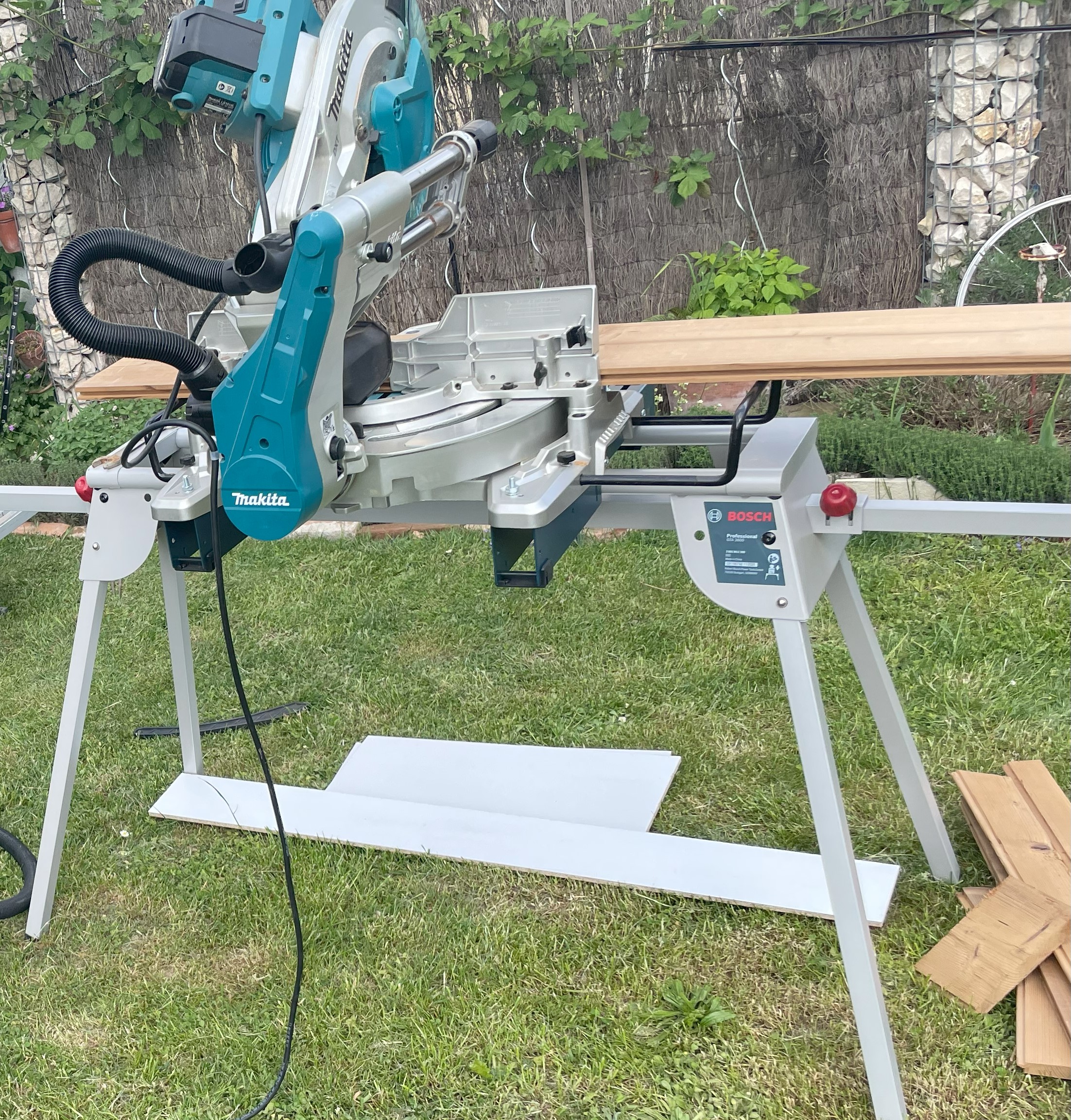 Makita Kapp- und Gehrungssäge LS1019L mieten in Augsburg (Bay) – 805 x 644 x 660 mm – 3
