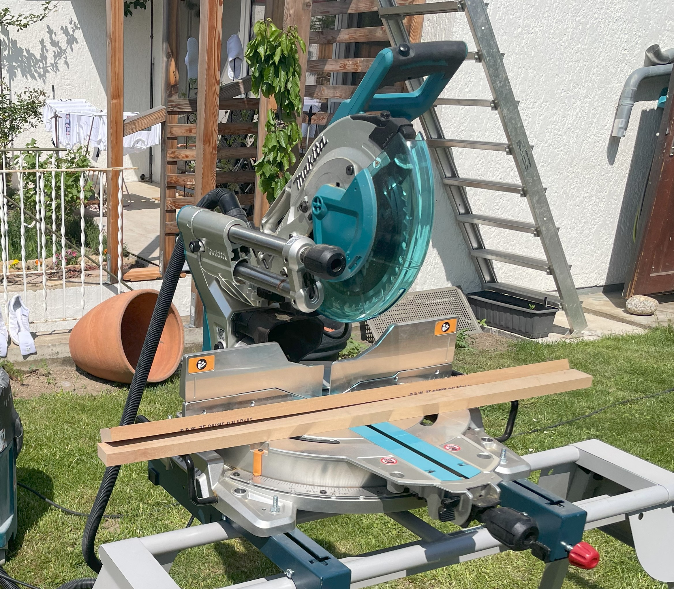 Makita Kapp- und Gehrungssäge LS1019L mieten in Augsburg (Bay) – 805 x 644 x 660 mm – 2