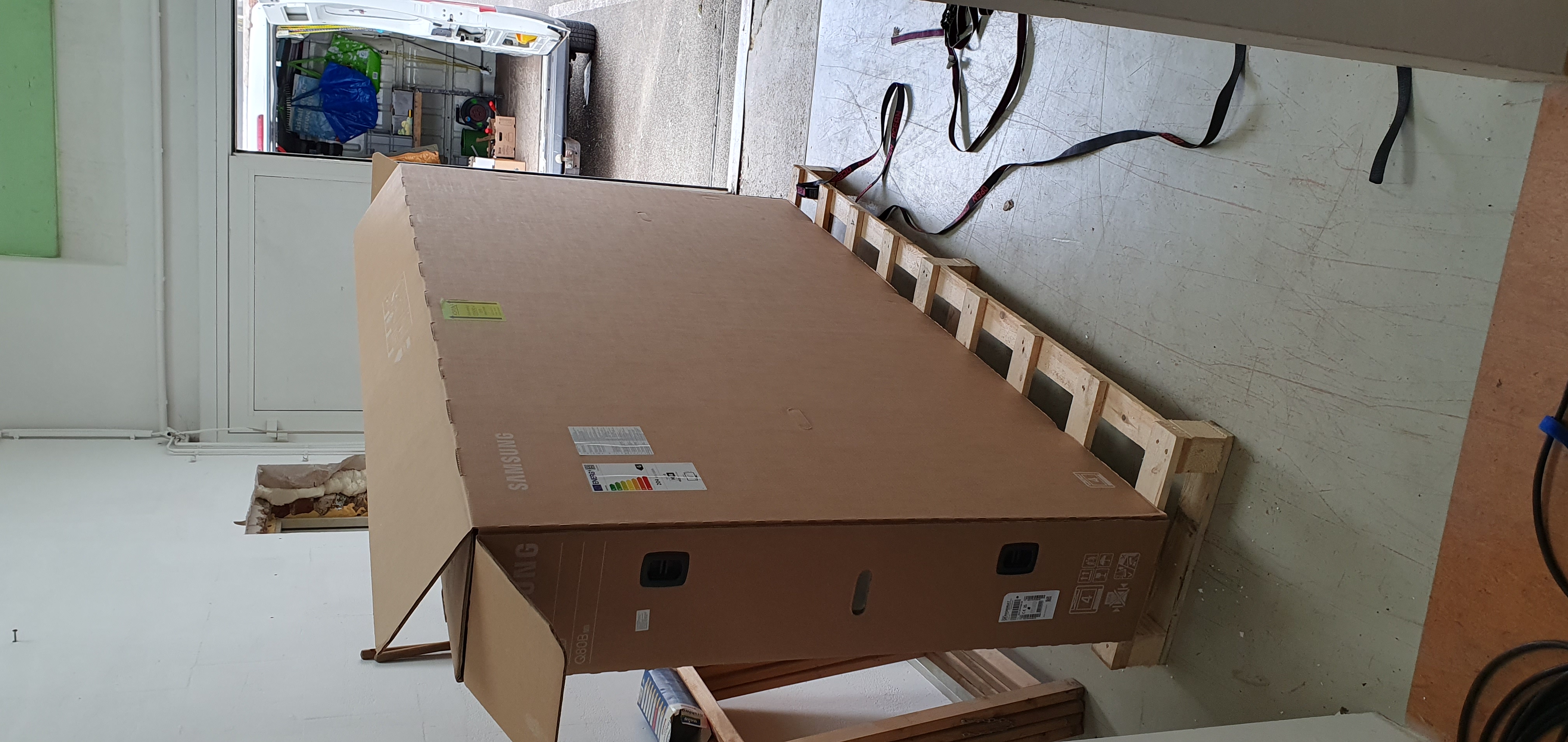 85" TV Monitor Display Q LED mieten in Köln – 1893mm x 1163mm x 339 mm – Thumbnail 7