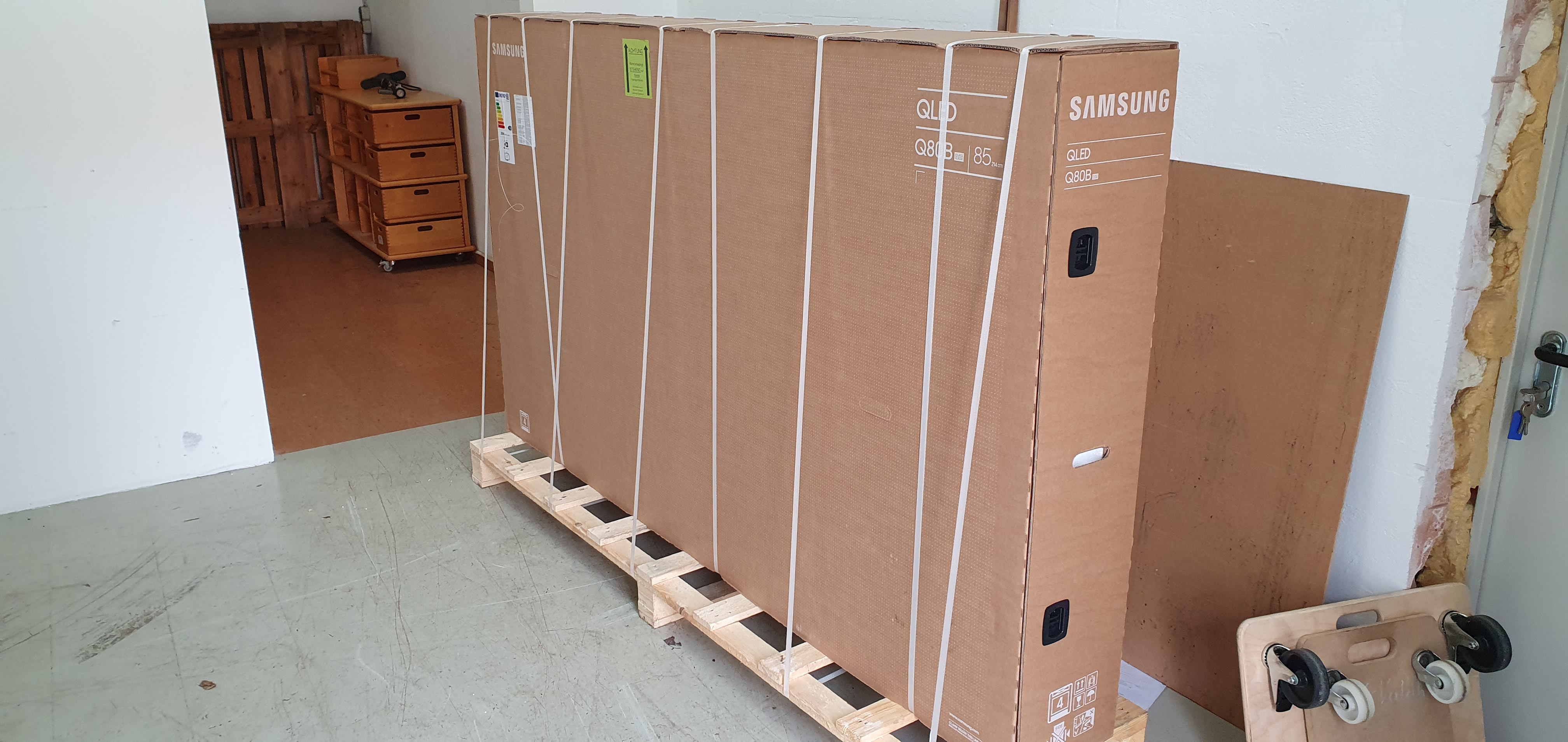 85" TV Monitor Display Q LED mieten in Köln – 1893mm x 1163mm x 339 mm – 3