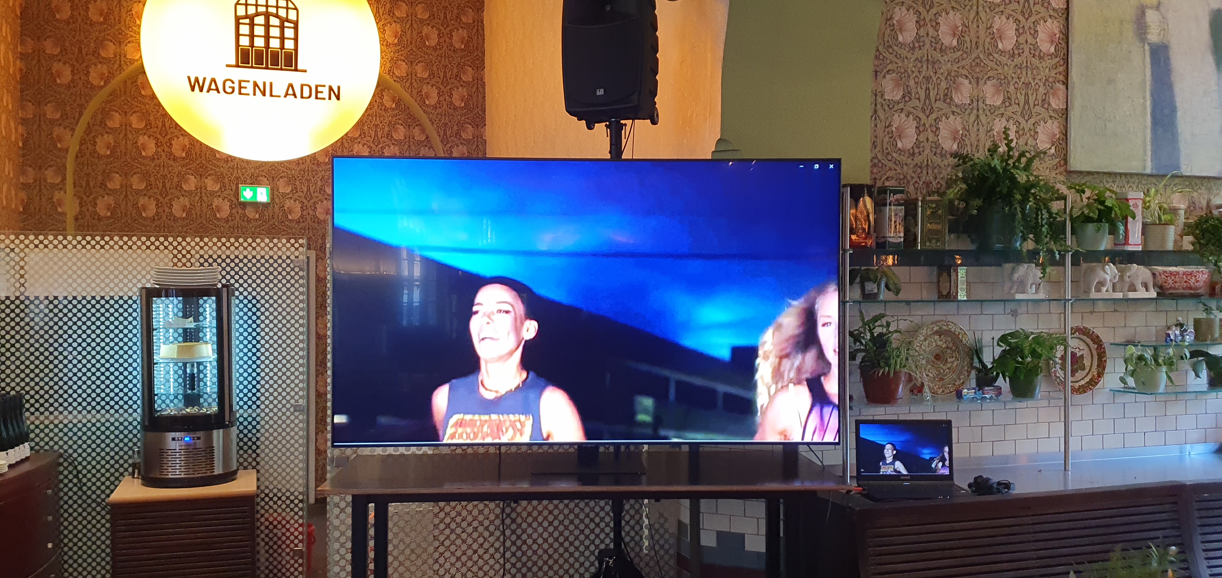 85" TV Monitor Display Q LED mieten in Köln – 1893mm x 1163mm x 339 mm – 2