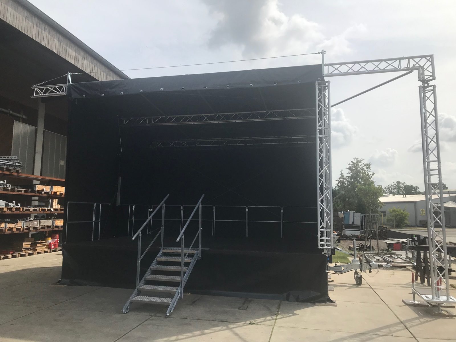 Mobile Bühne 6m x 4 mieten in Dippoldiswalde – 5,94m x 4,56m x 4,70m – 5