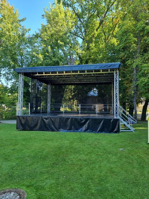 Mobile Anhänger Bühne 45qm inkl. Auf mieten in Schöneiche – 8m x 6m x 4,99m – 4