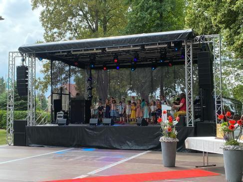 Mobile Anhänger Bühne 45qm inkl. Auf mieten in Schöneiche – 8m x 6m x 4,99m