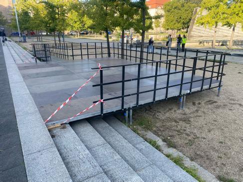 BÜTEC Bühnenplatte outdoor 1m x 1m Höhe 60-100cm mieten in Schöneiche – Podest – 3