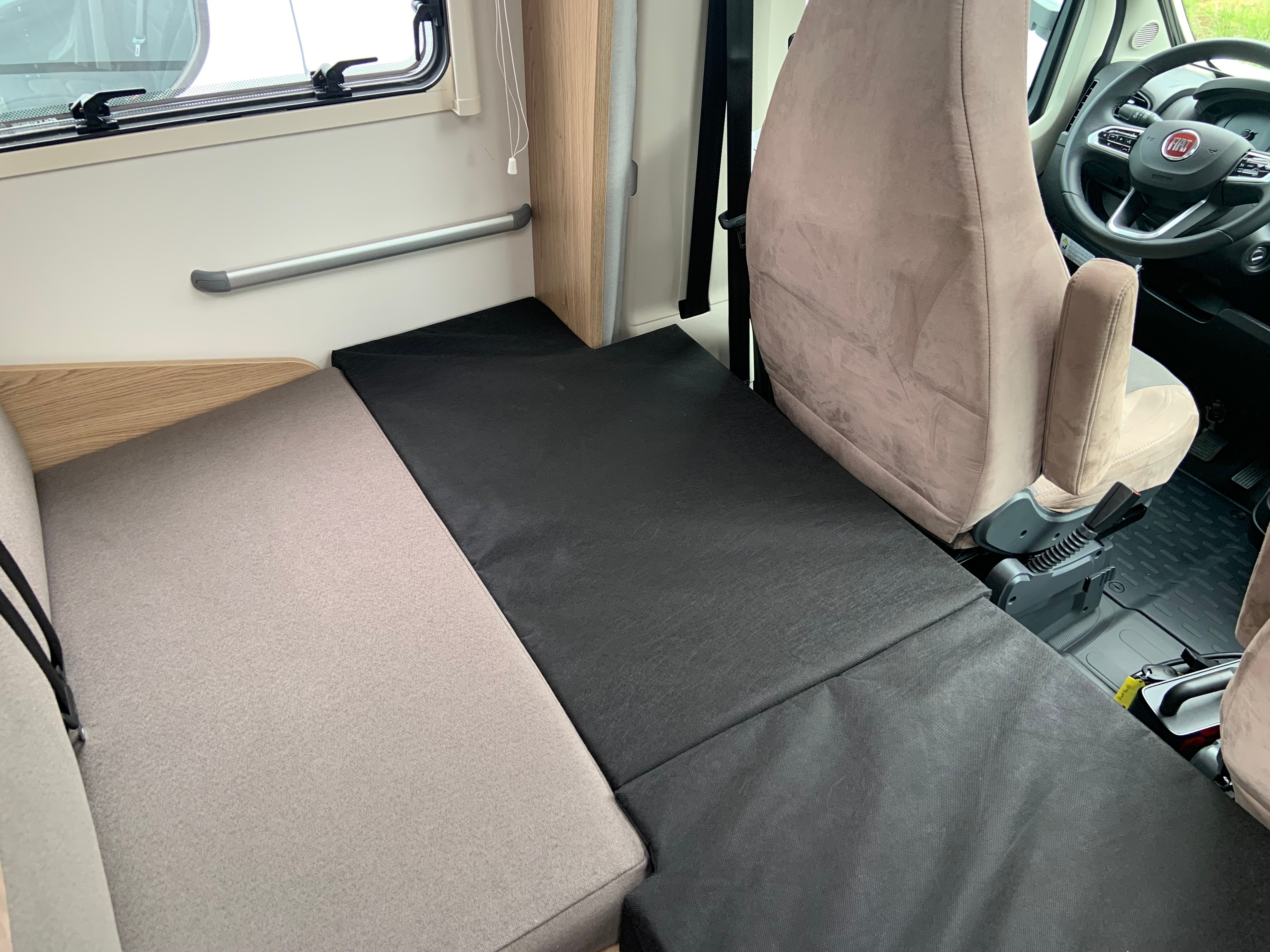 LMC CRUISER VAN 646 Längseinzelbetten mieten in Crailsheim – 2026 – Thumbnail 12